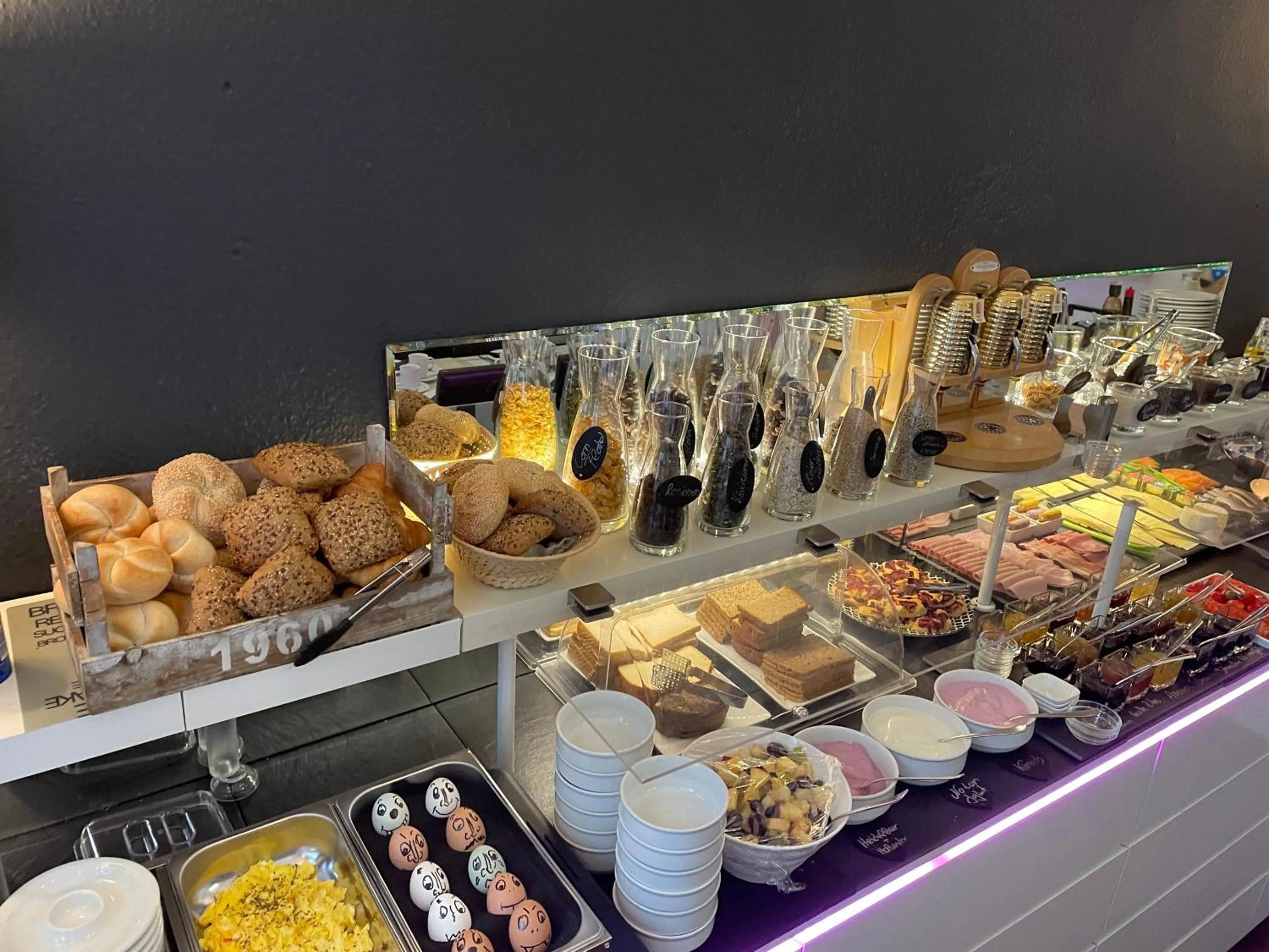 Buffet breakfast in Hotel Am Volksgarten