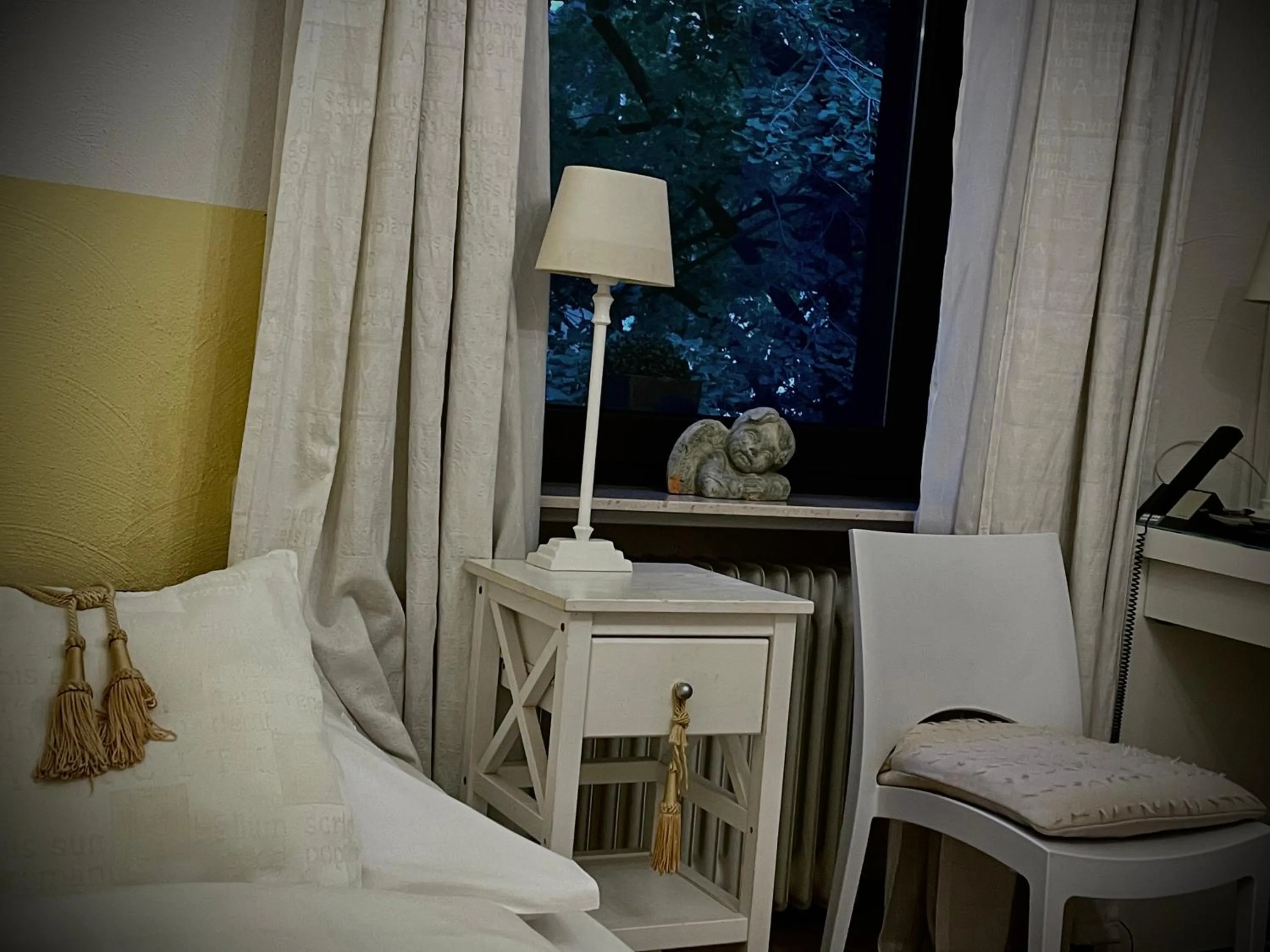 Photo of the whole room, Bed in Hotel Am Volksgarten