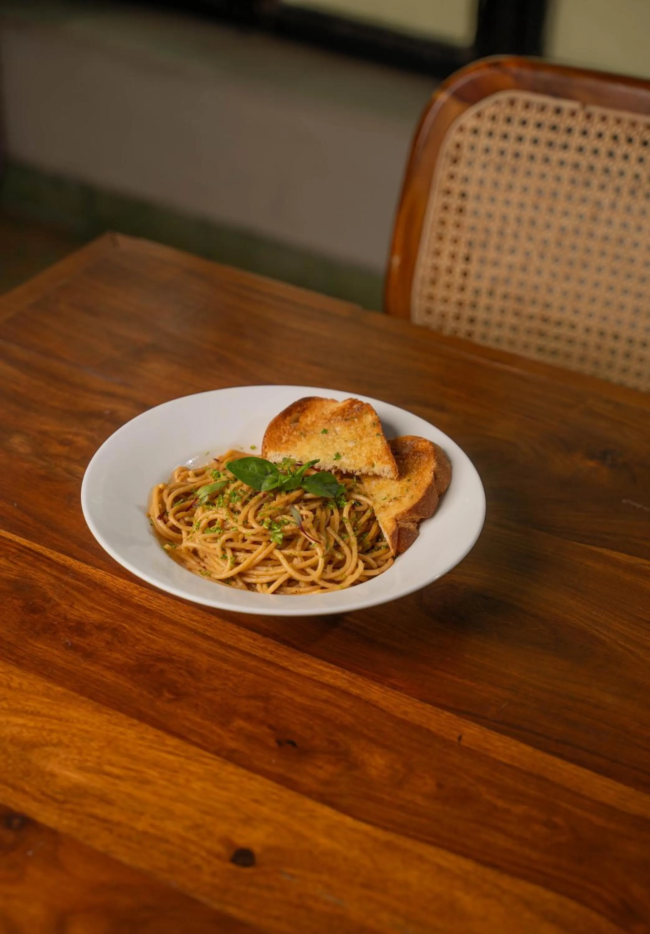 Restaurant/places to eat in Minimalist Poshtel & Suites