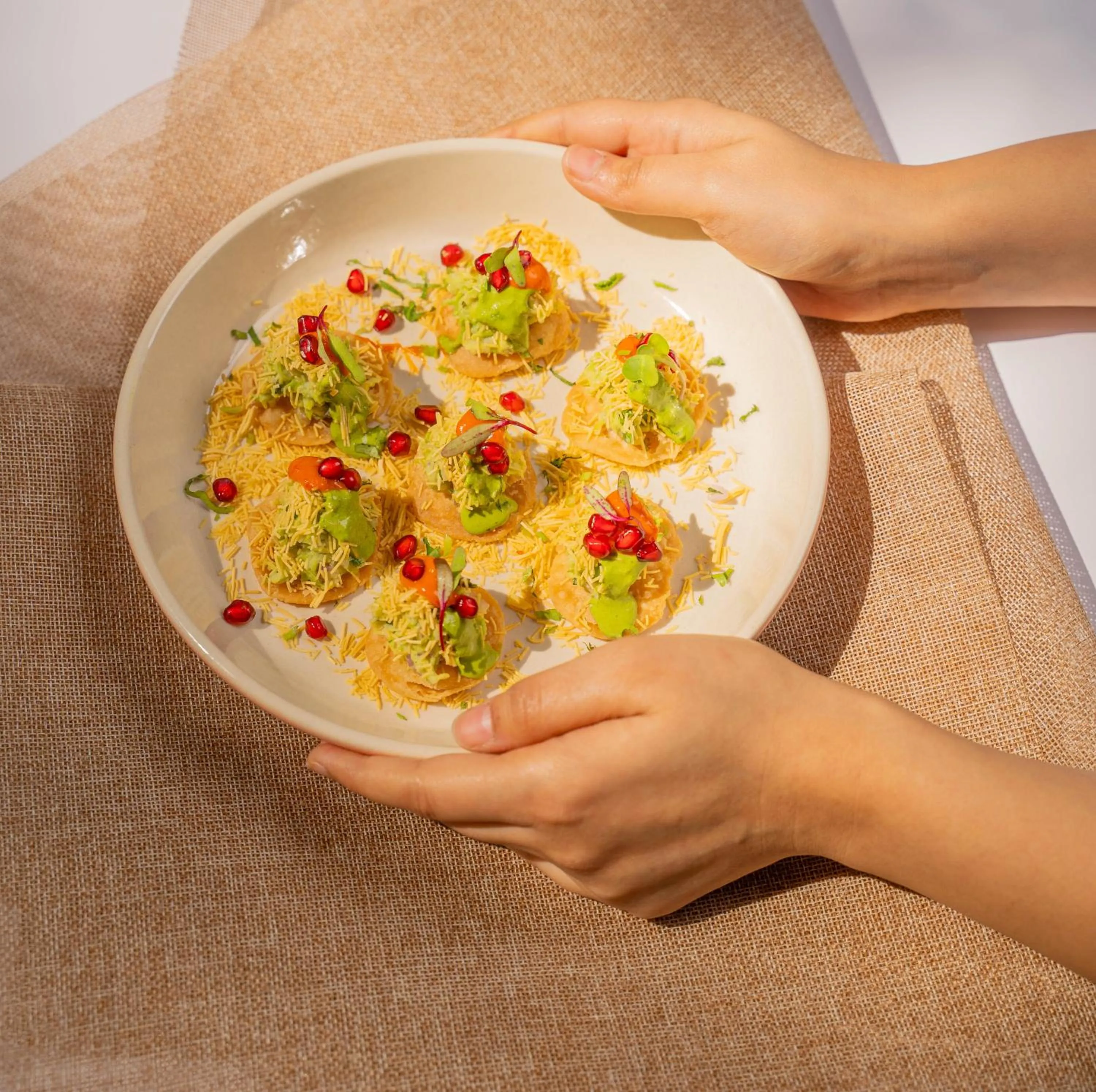 Restaurant/places to eat in Minimalist Poshtel & Suites