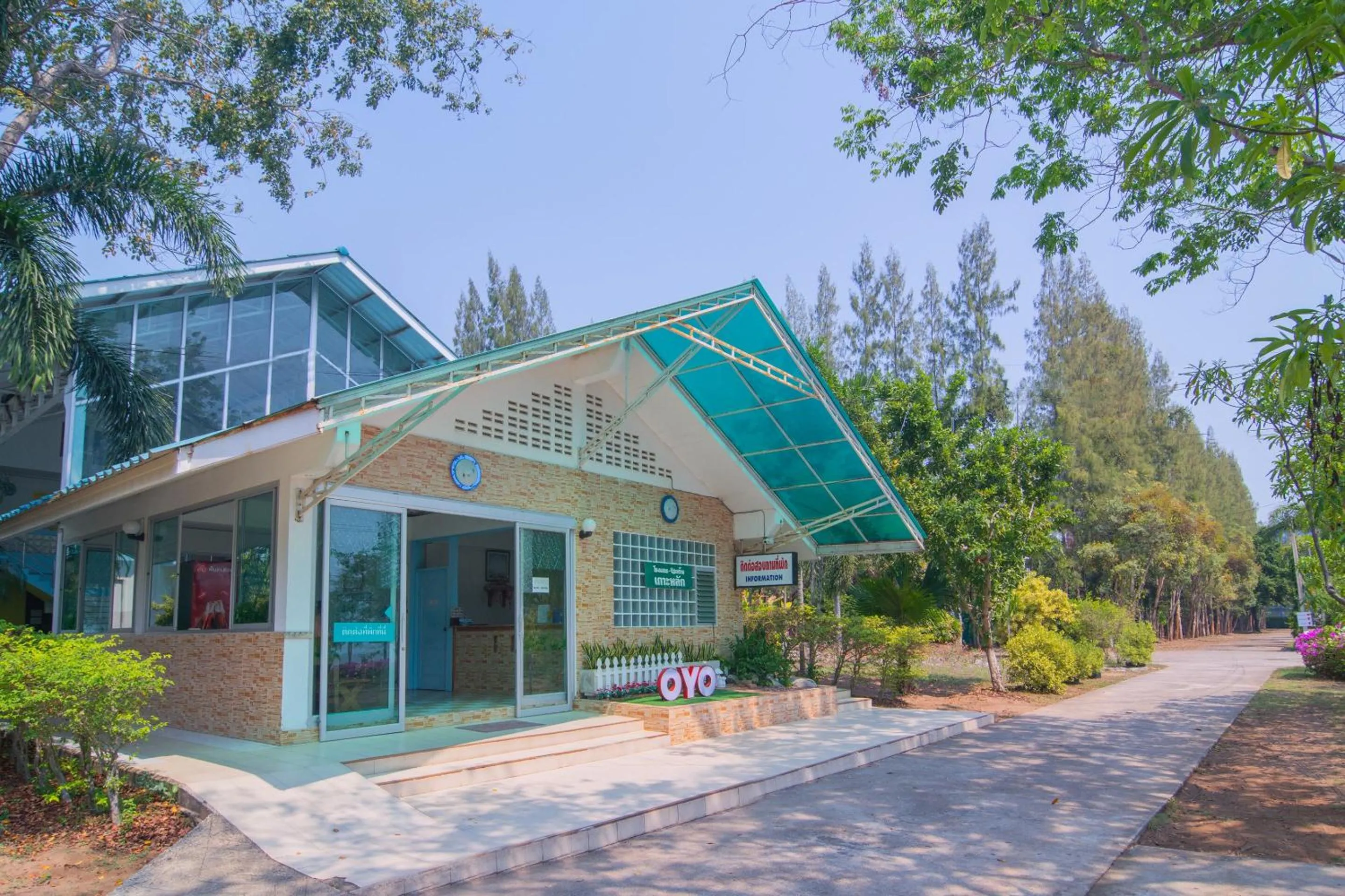 Facade/entrance in Koh Lak Resort