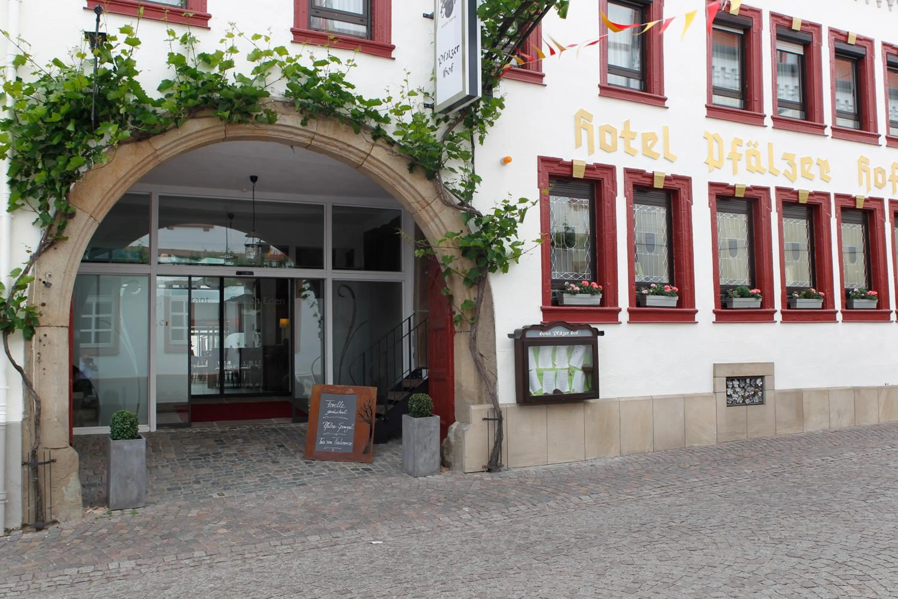 Facade/entrance in Hotel-Restaurant Pfälzer Hof