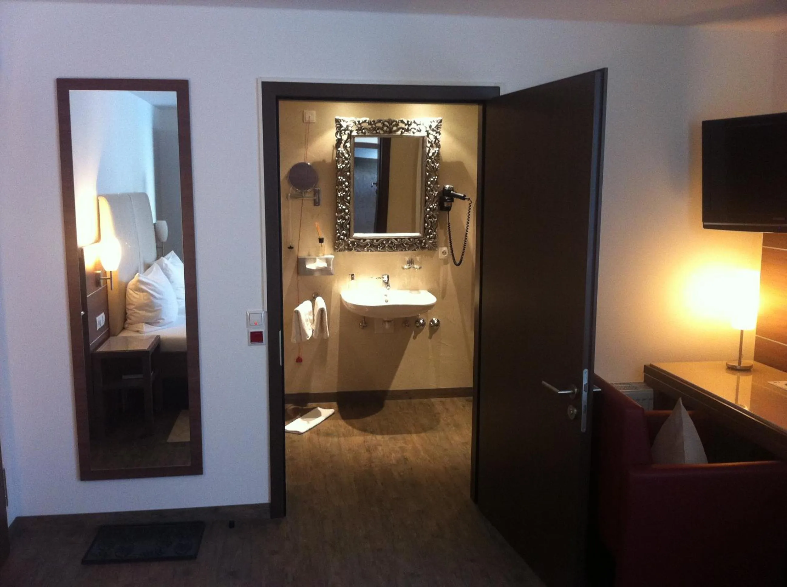 Bathroom, Bed in Hotel-Restaurant Pfälzer Hof