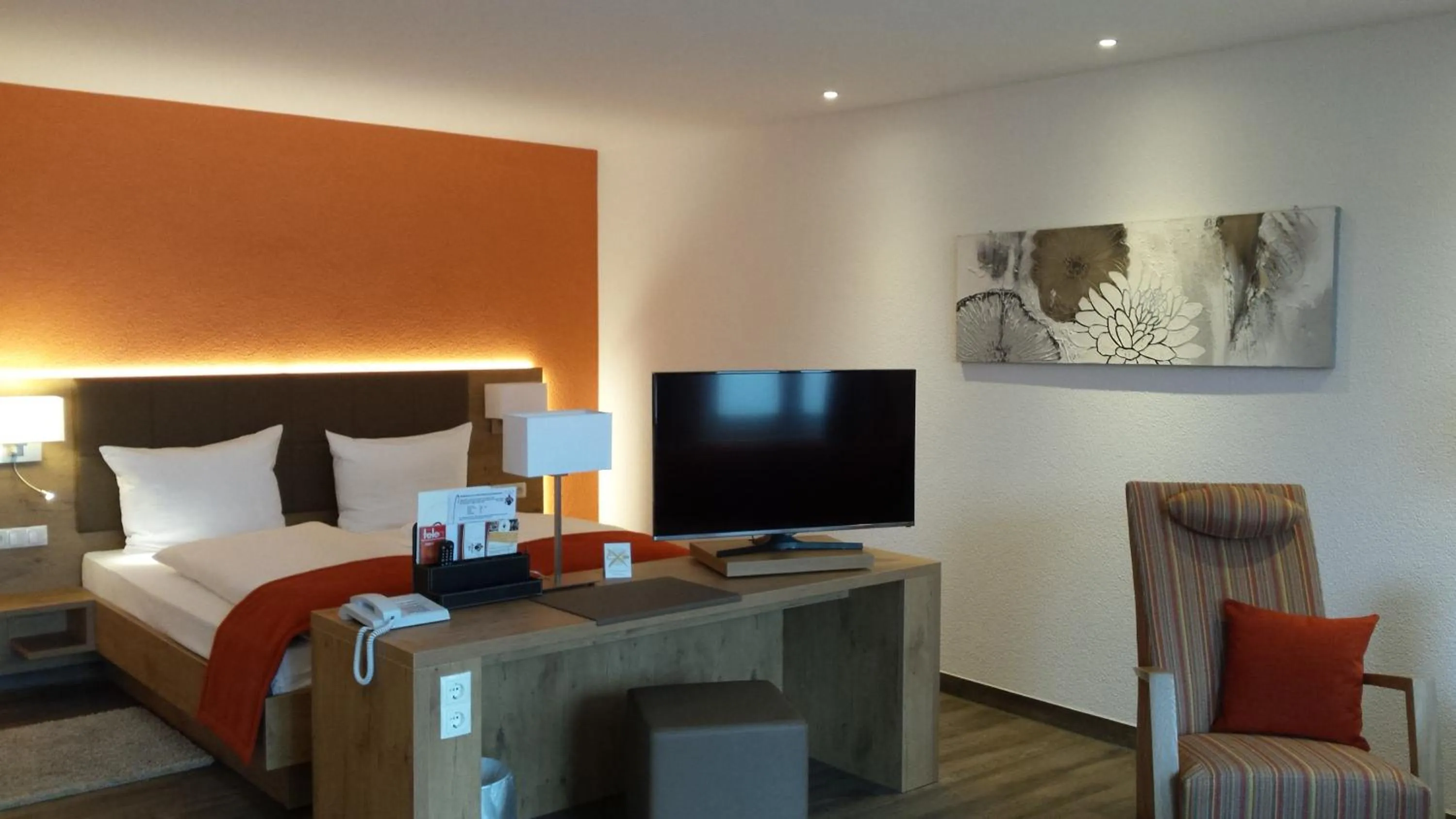 Photo of the whole room, Bed in Hotel-Restaurant Pfälzer Hof