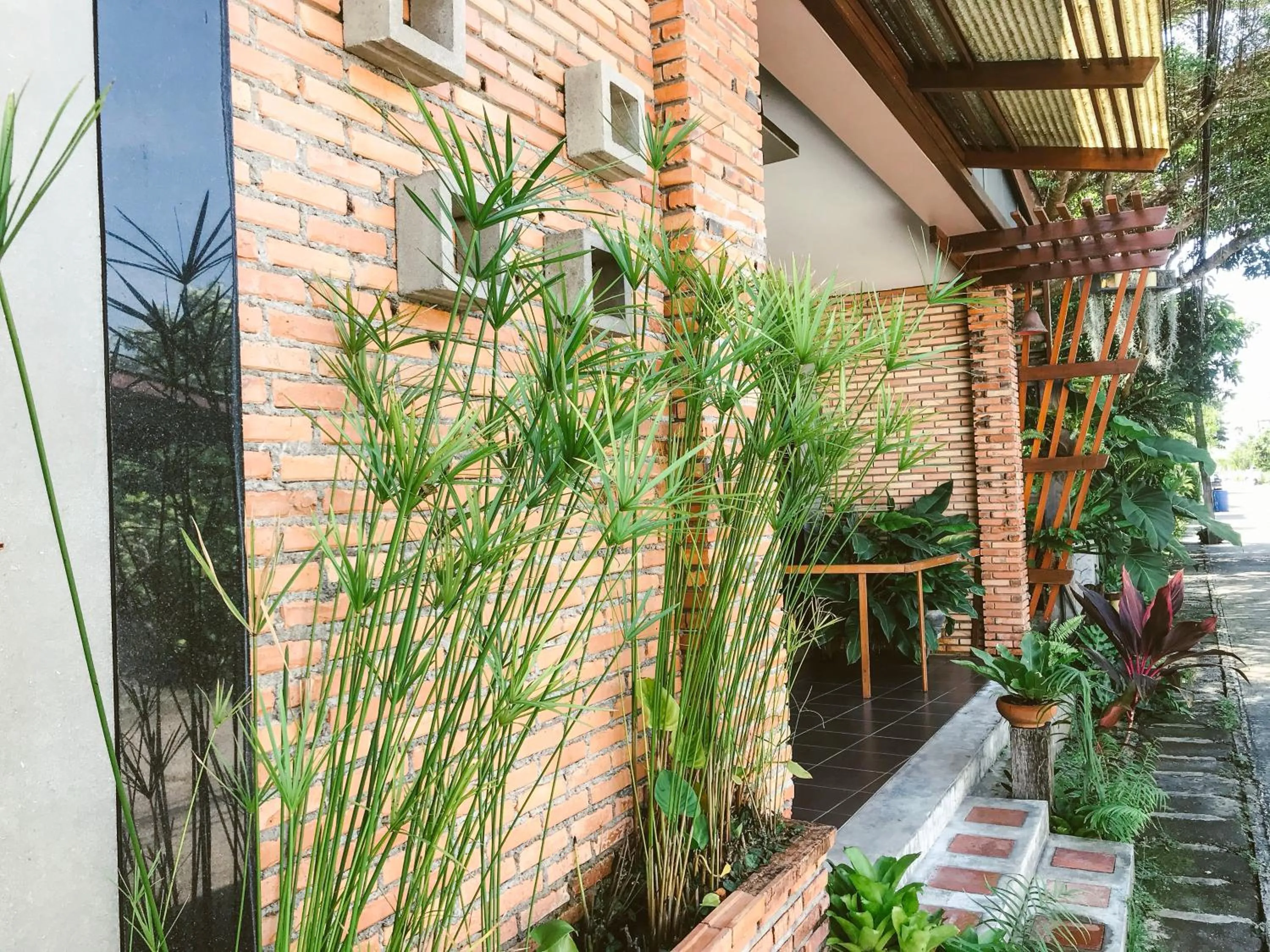 Facade/entrance in Cafe'@luv22