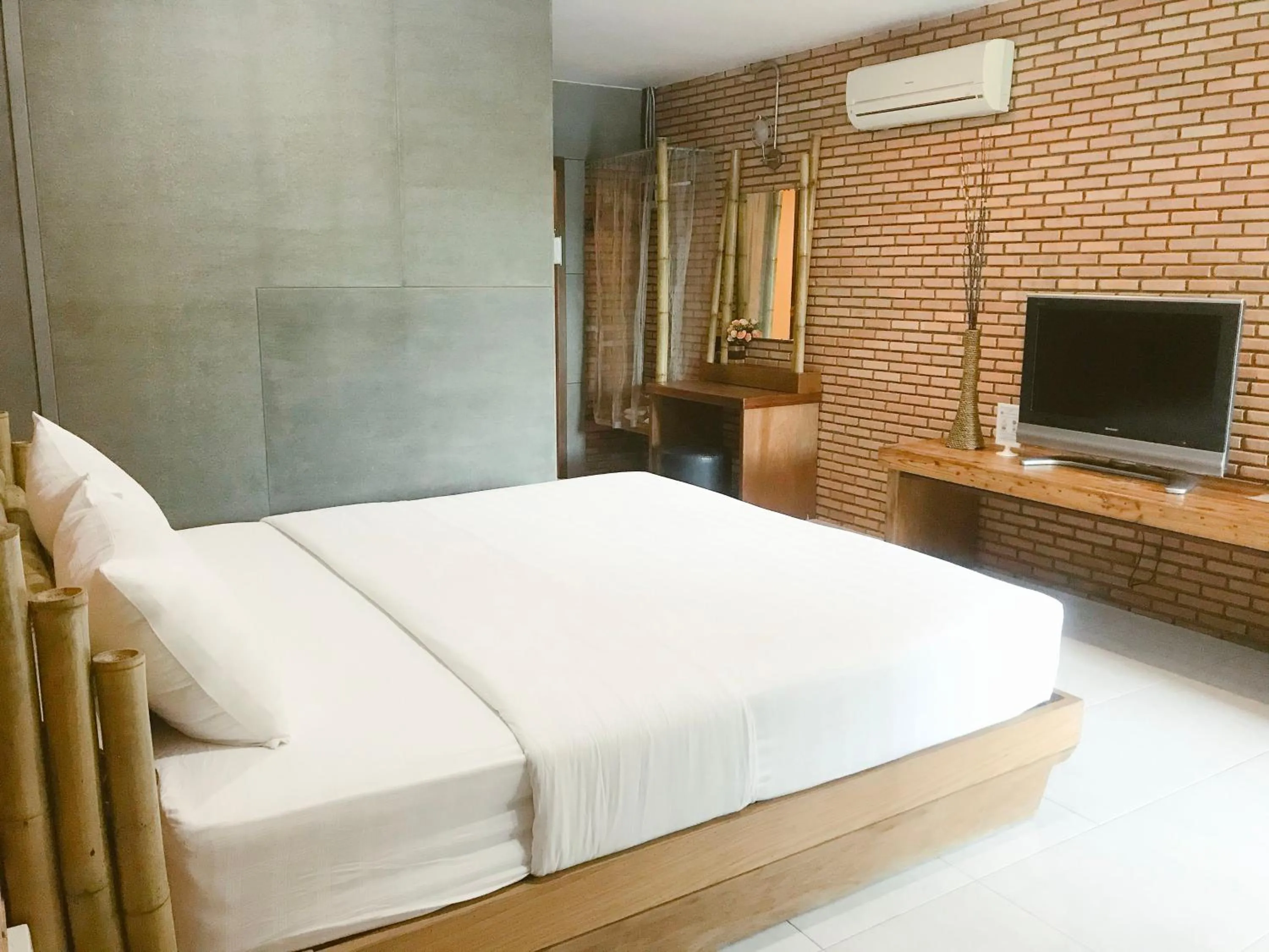 Photo of the whole room, Bed in Cafe'@luv22