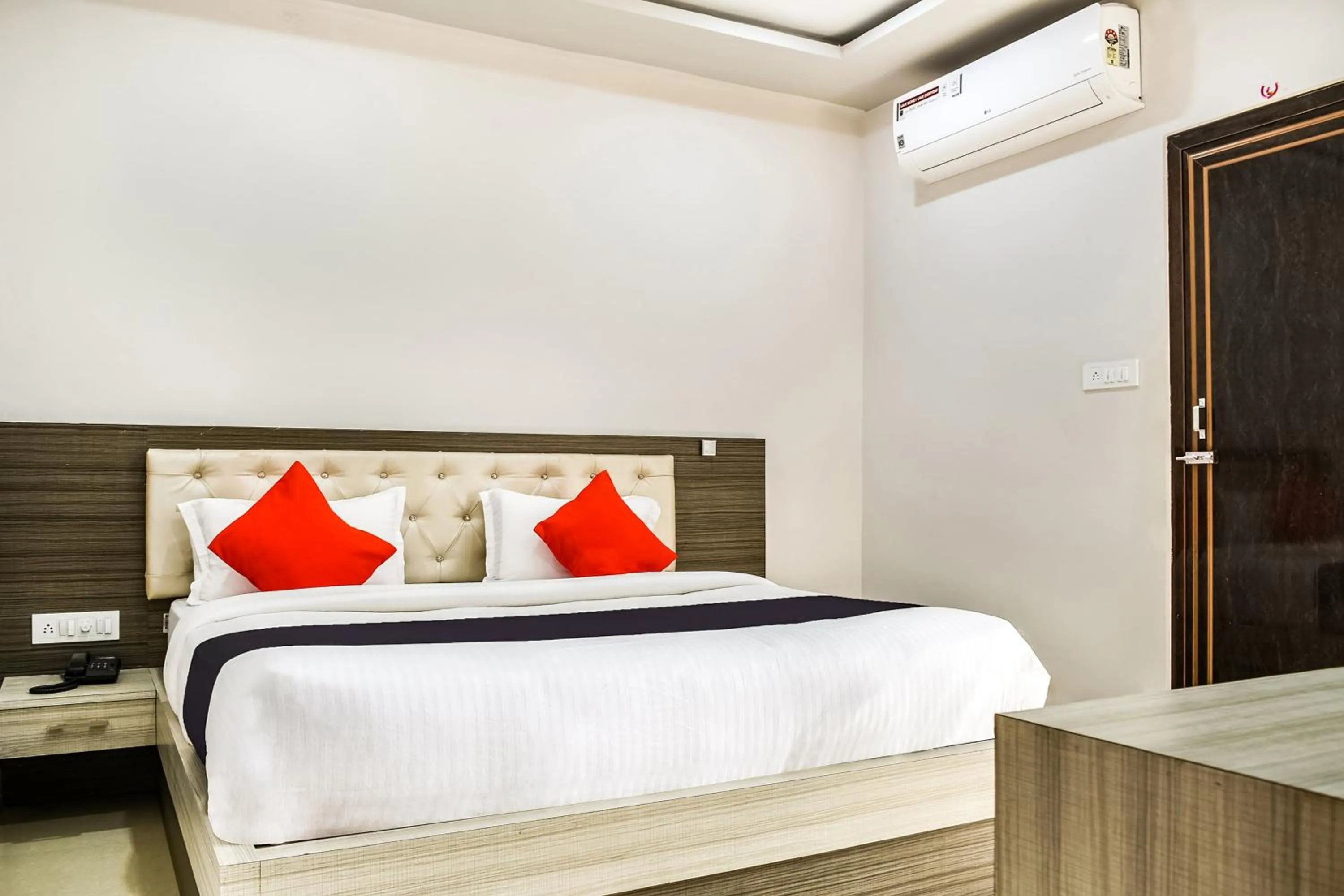 Bedroom, Bed in Capital O Jai Adisson