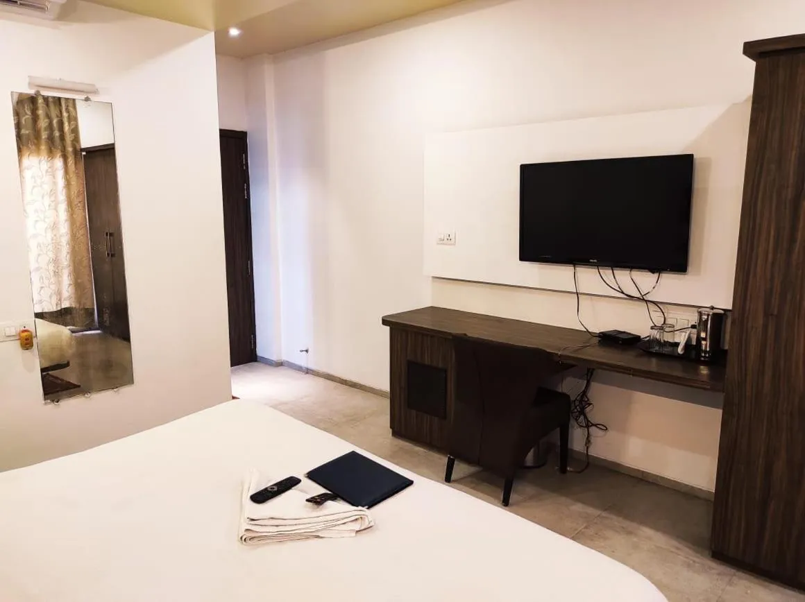 TV and multimedia, Bed in Hotel Manasi INN