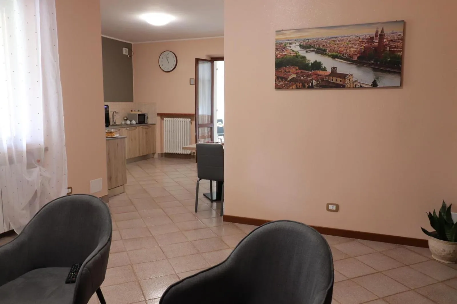 Communal lounge/ TV room in B&B Villa Verona Bike