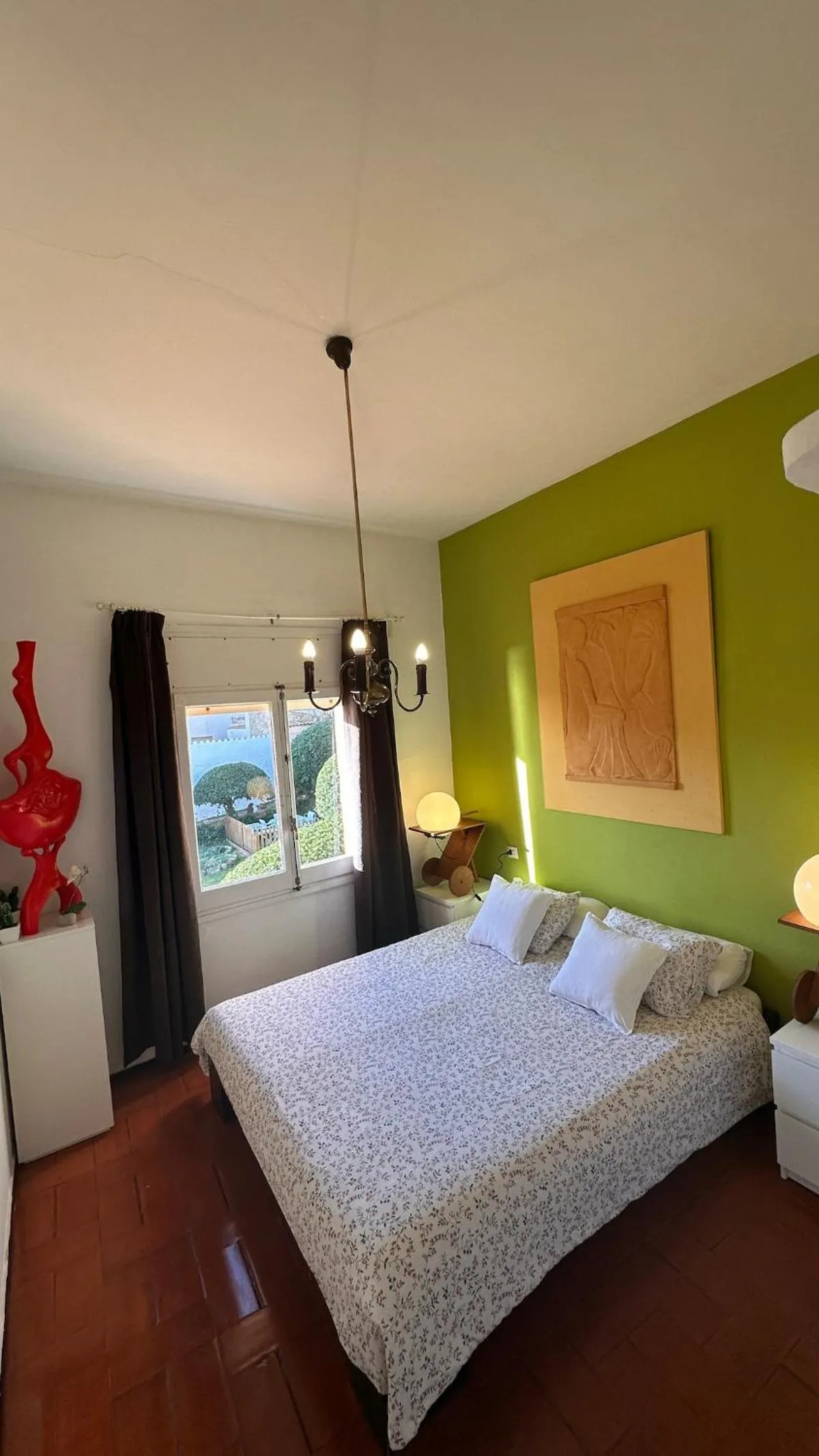 Bed in Apartamento con jardín a 11 metros de la playa. CG.