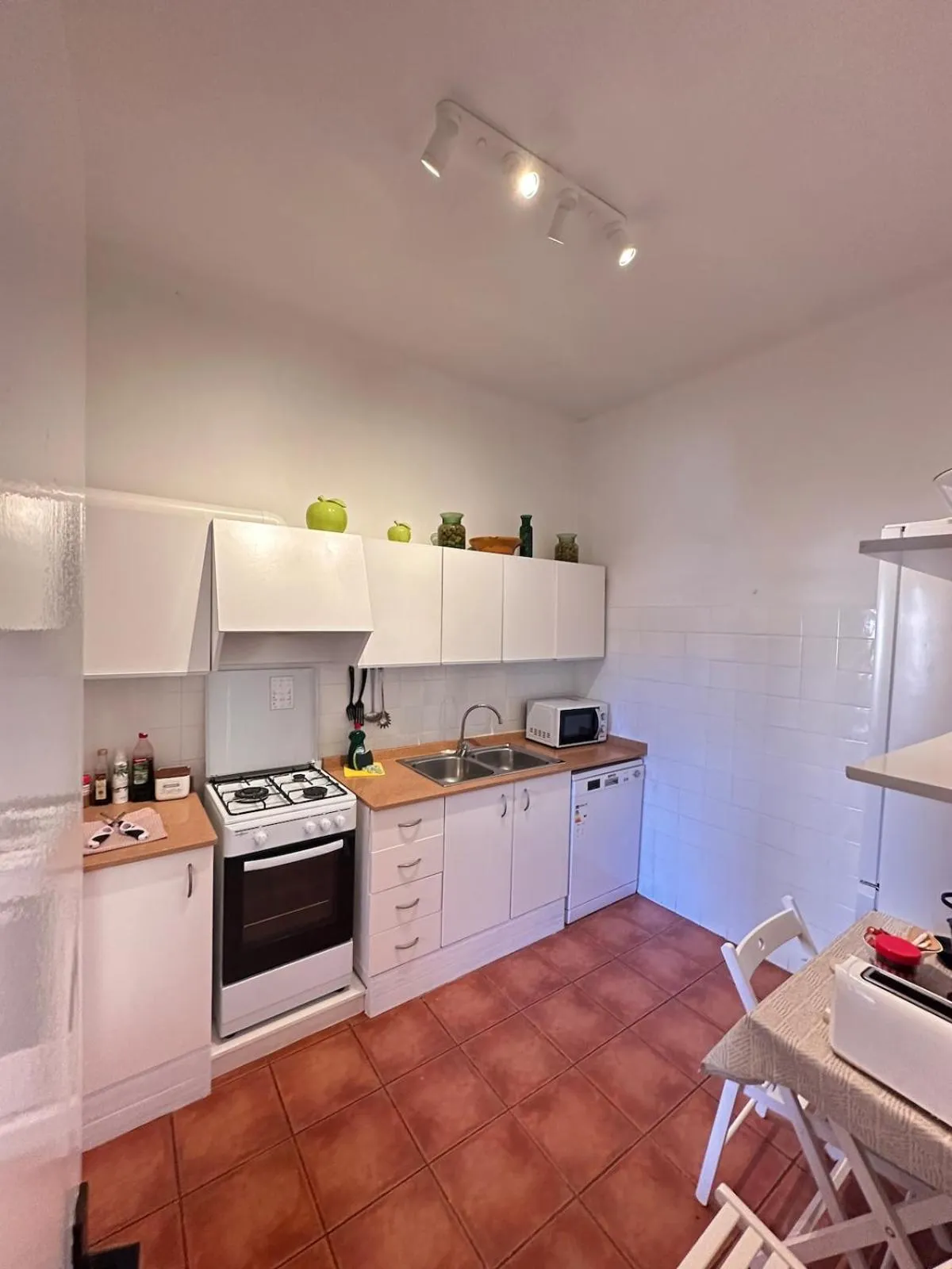Kitchen or kitchenette in Apartamento con jardín a 11 metros de la playa. CG.