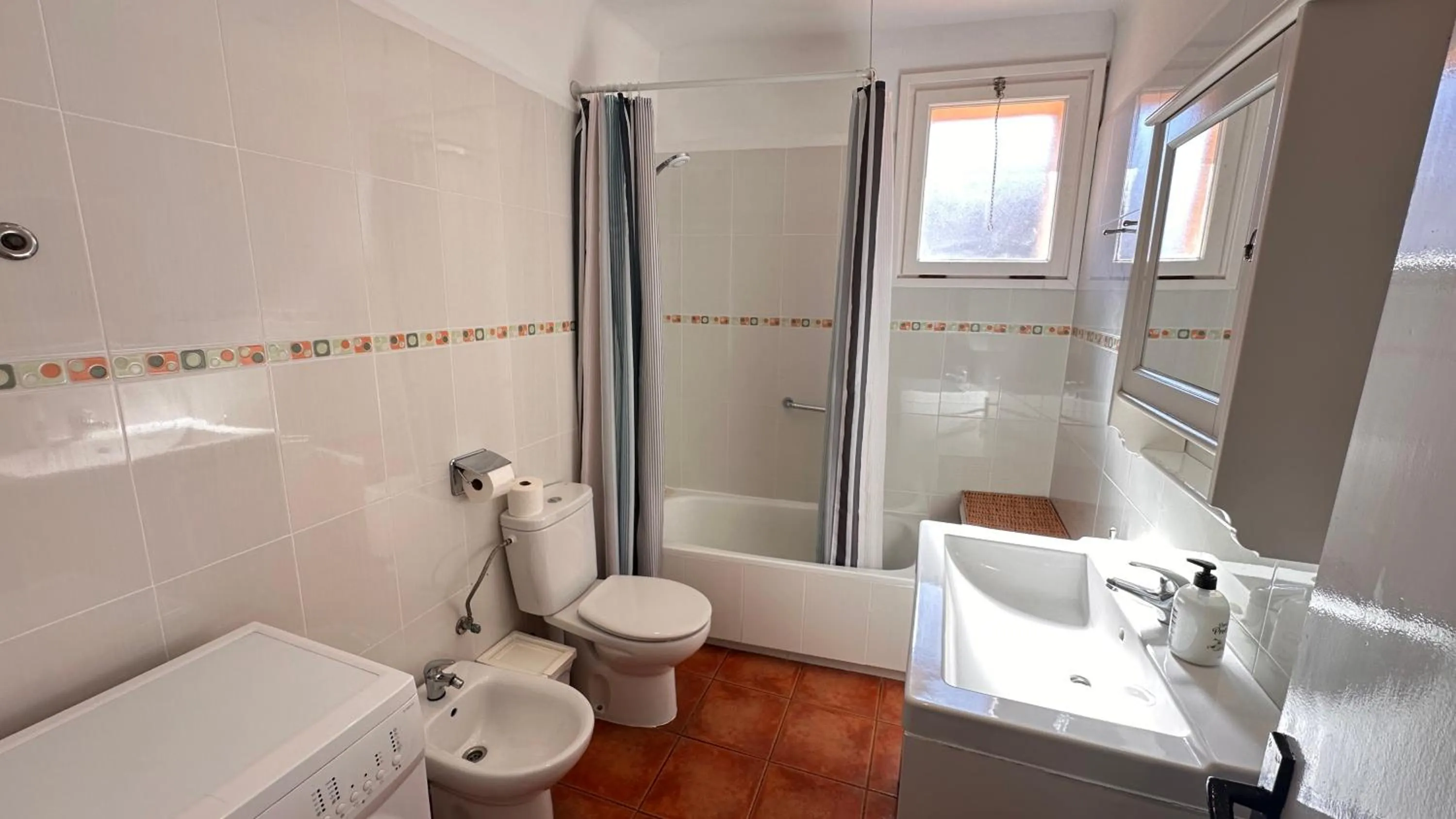 Bathroom in Apartamento con jardín a 11 metros de la playa. CG.