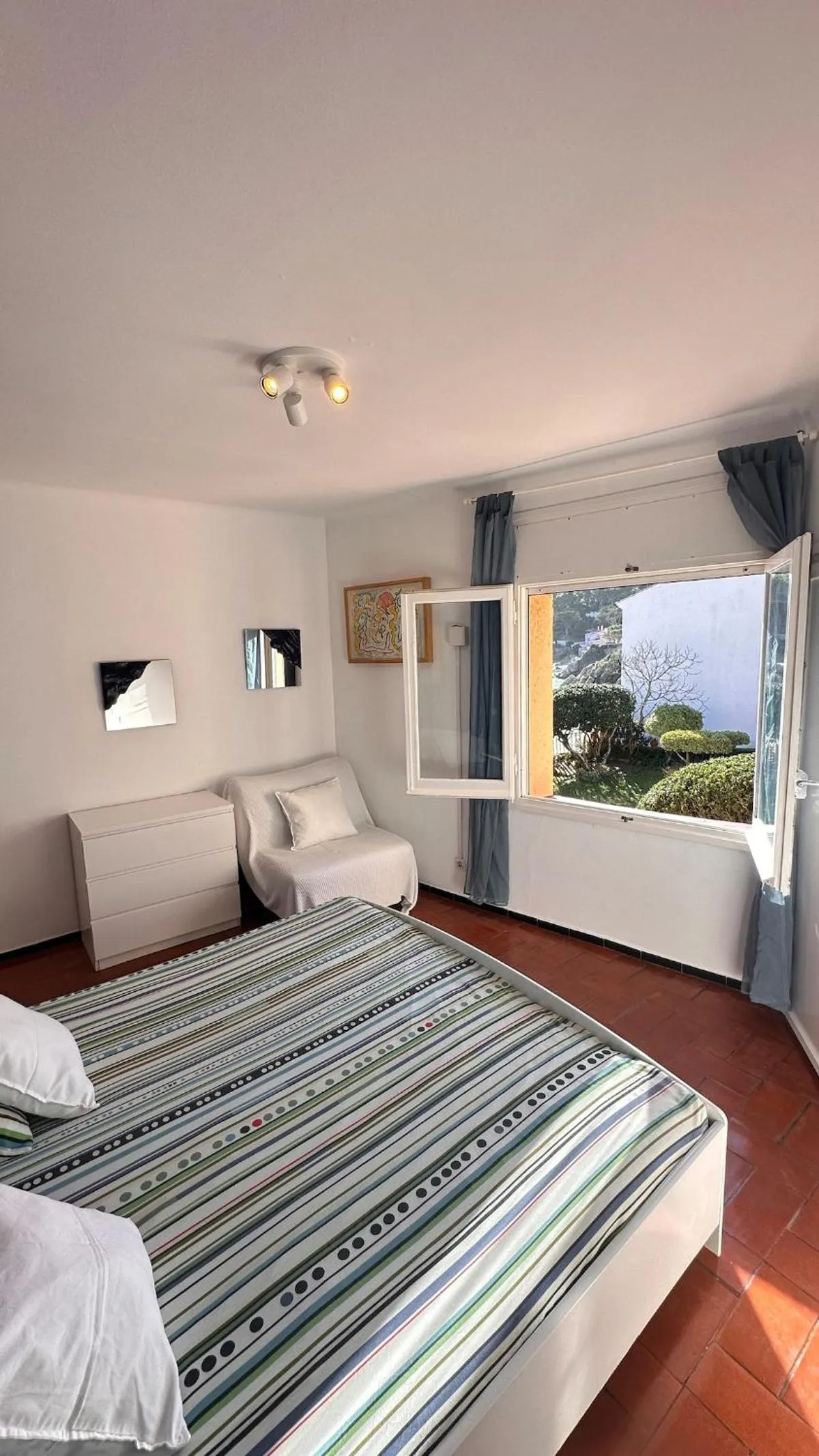 Bed in Apartamento con jardín a 11 metros de la playa. CG.