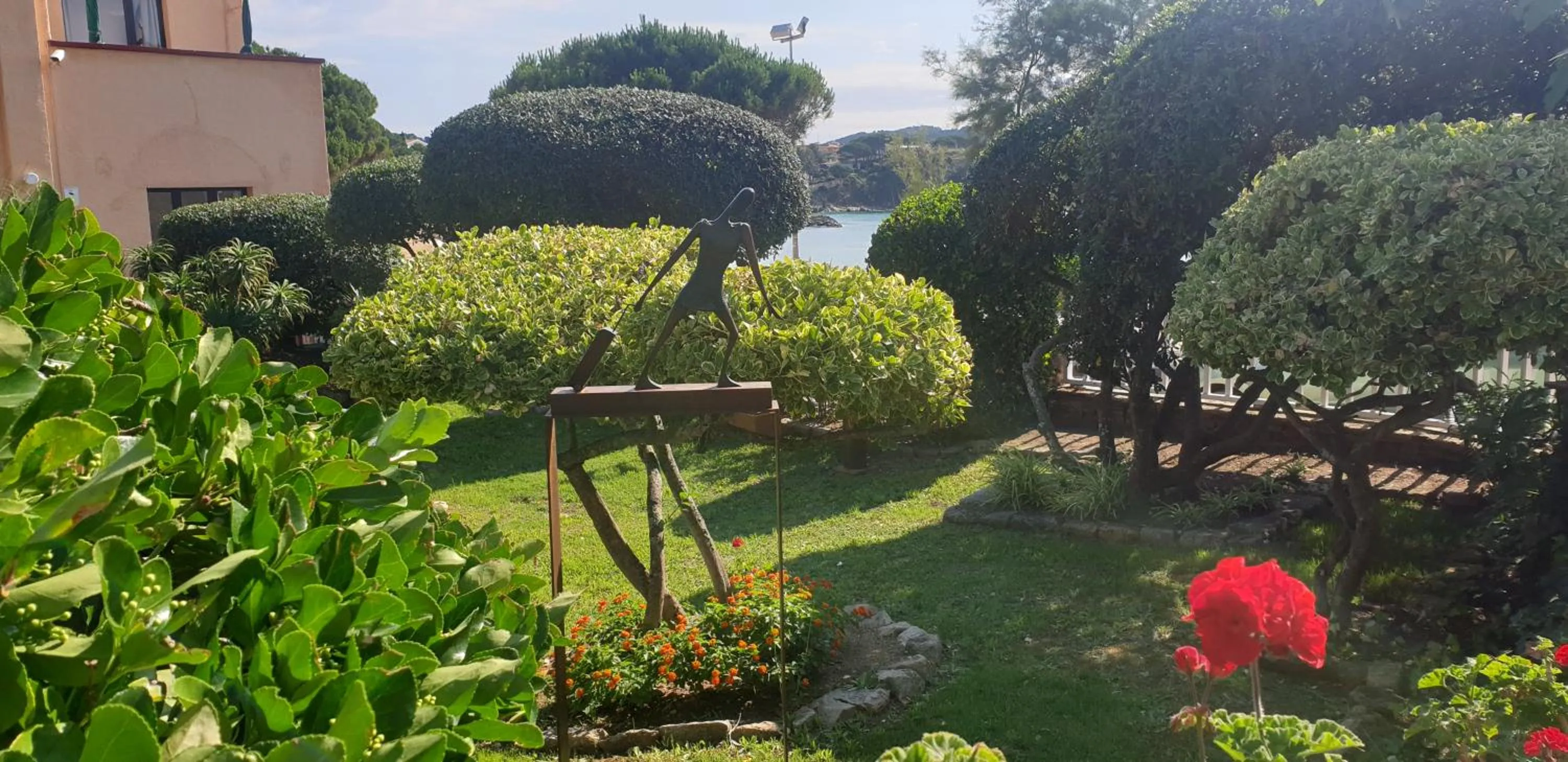 Garden in Apartamento con jardín a 11 metros de la playa. CG.