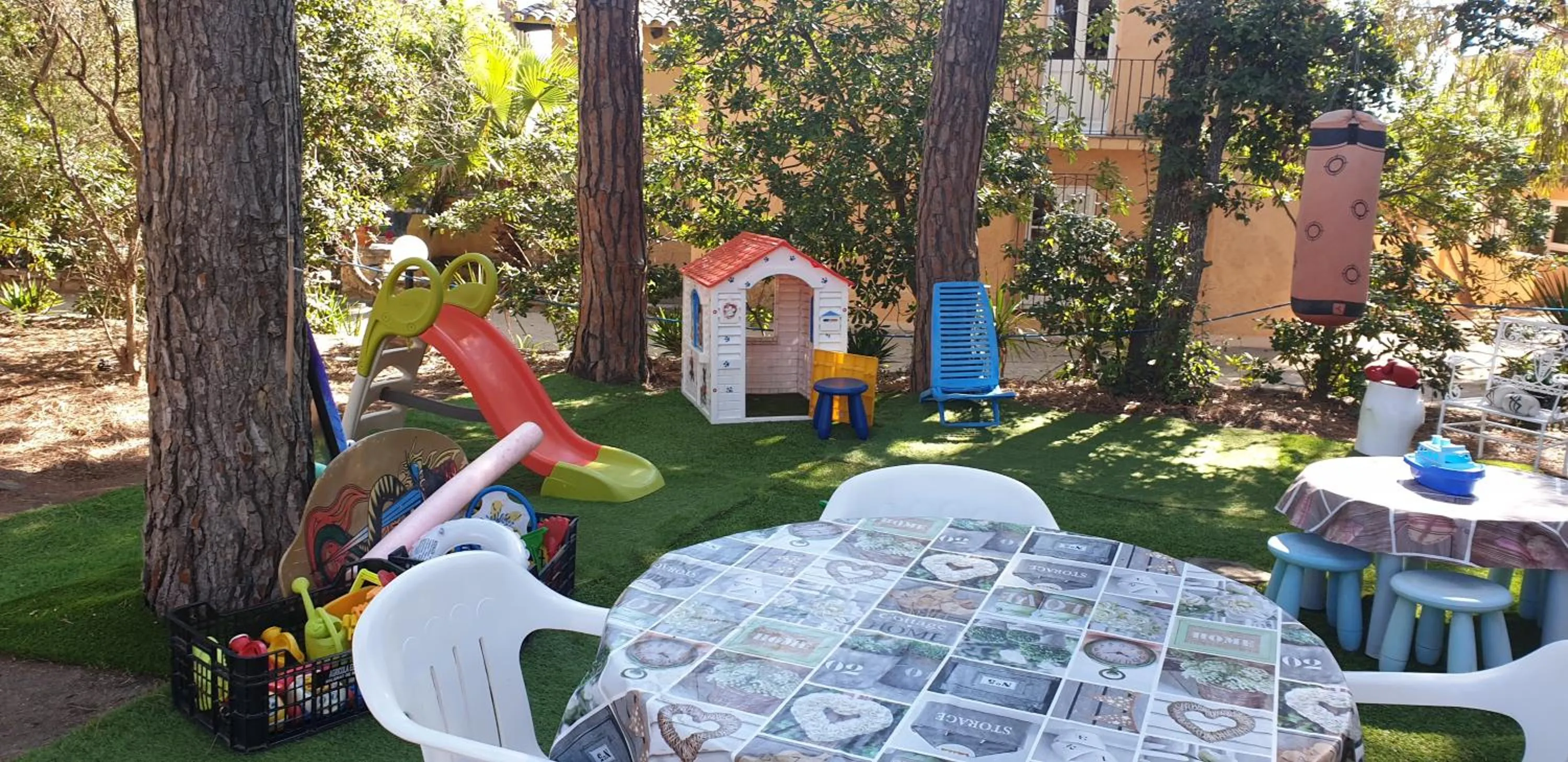 Children play ground in Apartamento con jardín a 11 metros de la playa. CG.