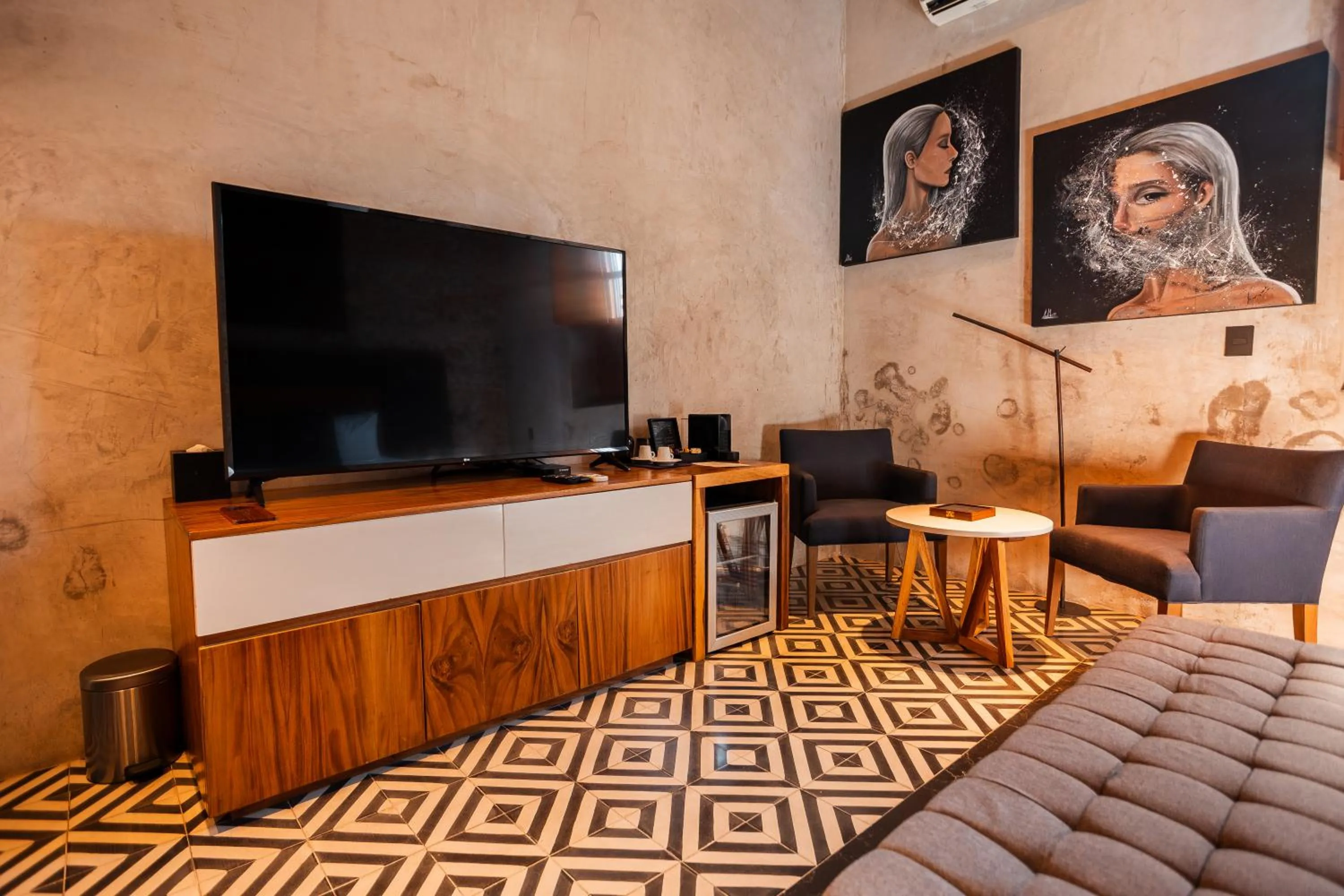 TV and multimedia in Diez Diez Collection