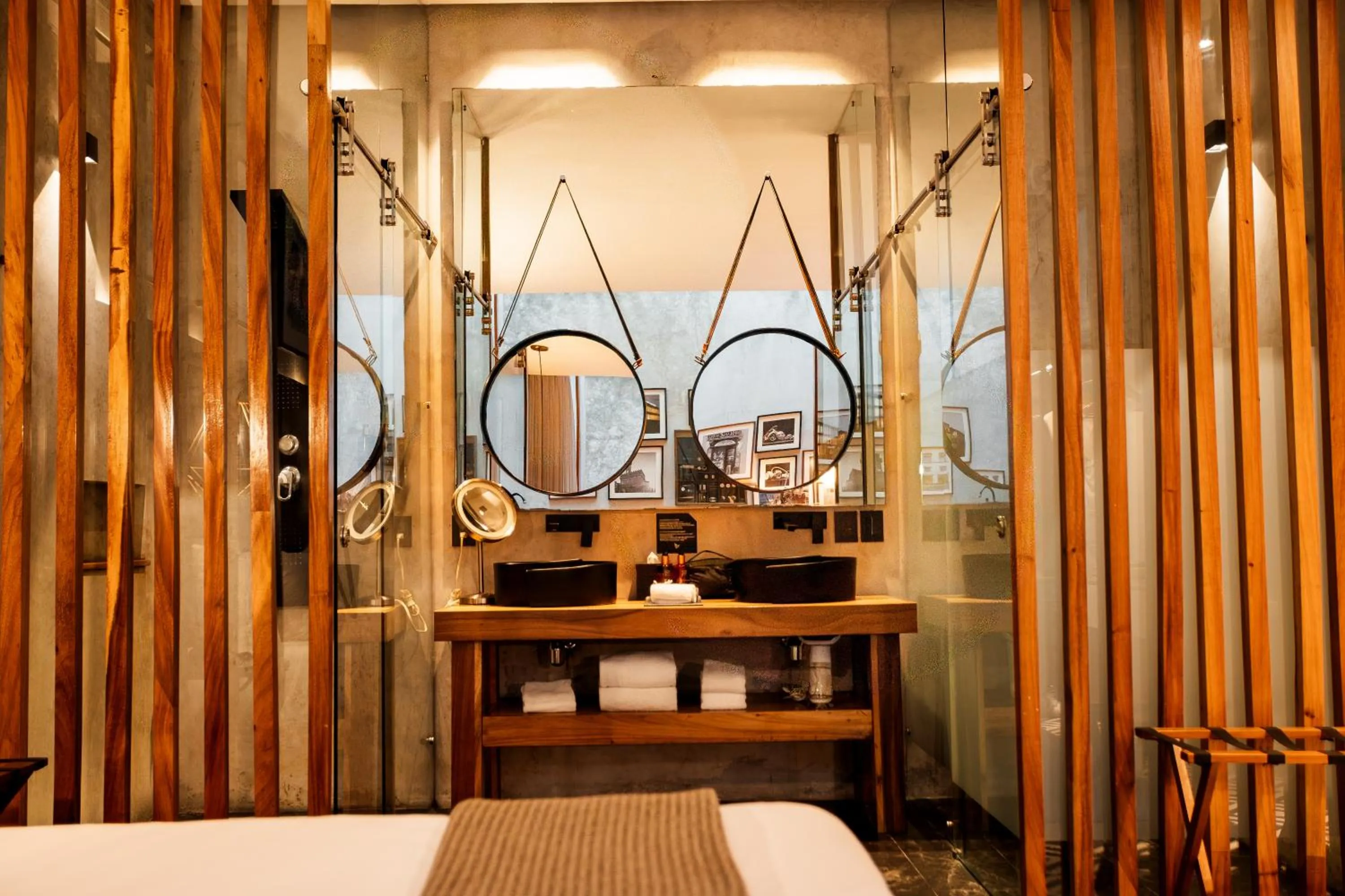 Photo of the whole room, Bed in Diez Diez Collection