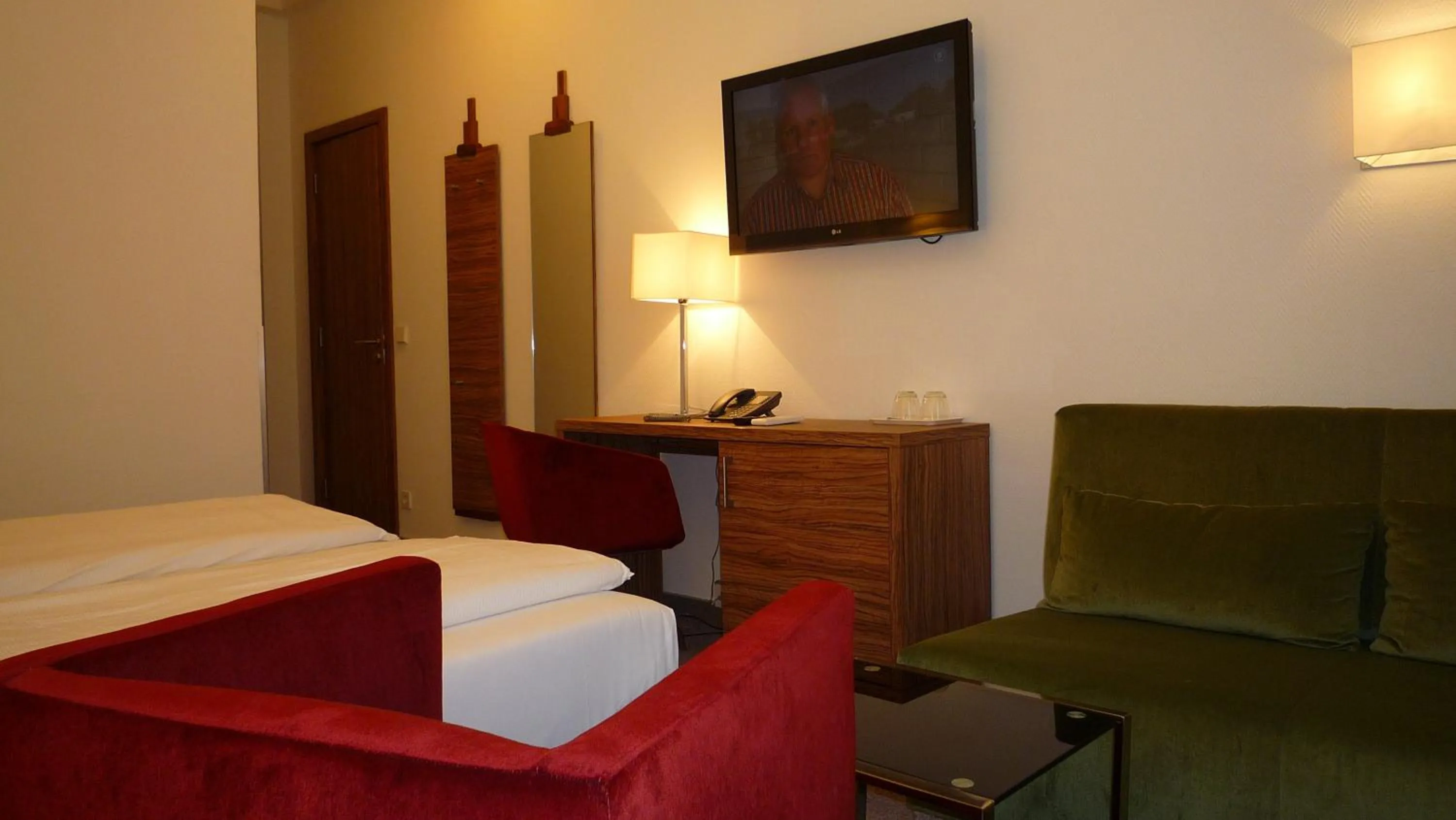 TV and multimedia, Bed in Hotel Cristall - Frankfurt City