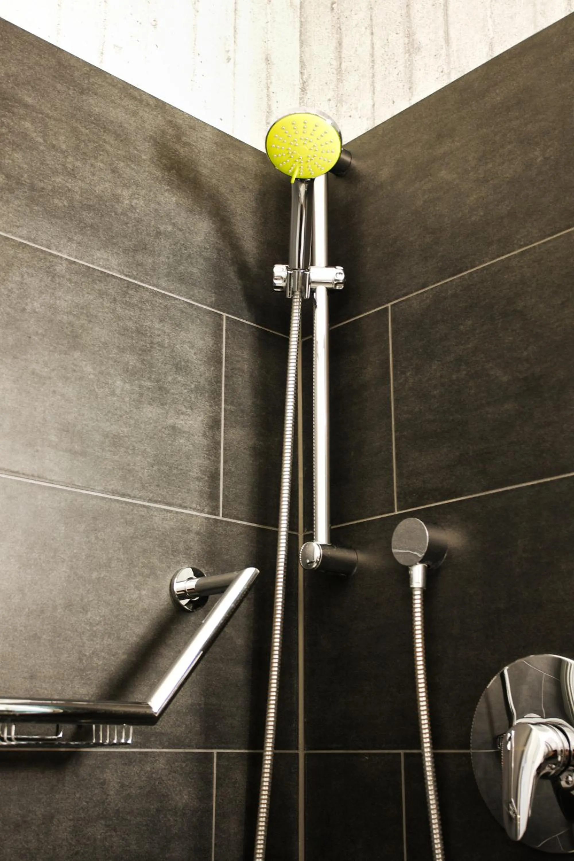 Shower in Hotel Cristall - Frankfurt City