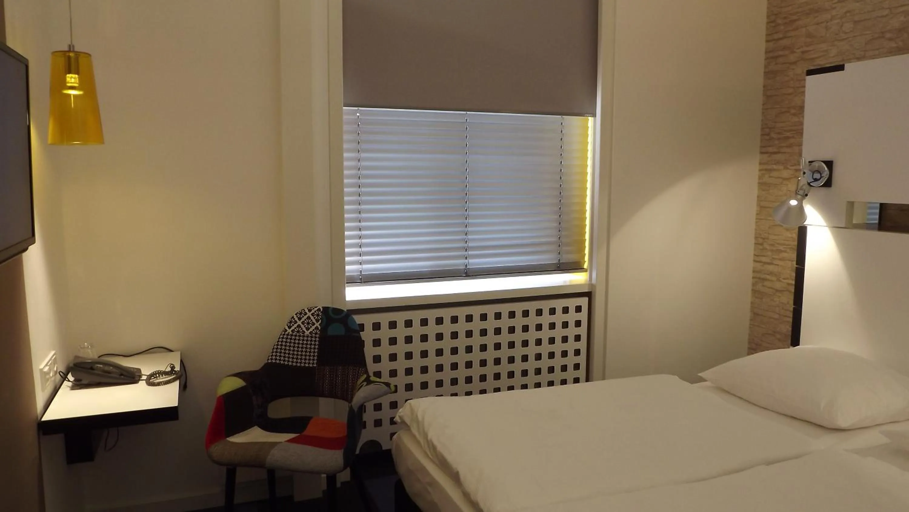 Bed in Hotel Cristall - Frankfurt City