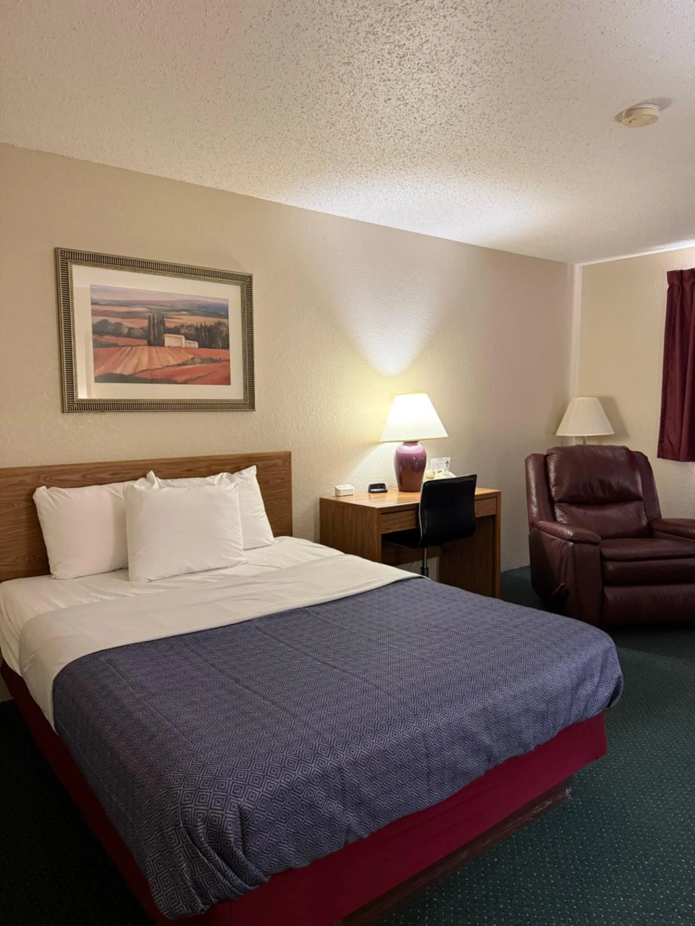 Bed in Cassville Four Seasons Inn & Suites