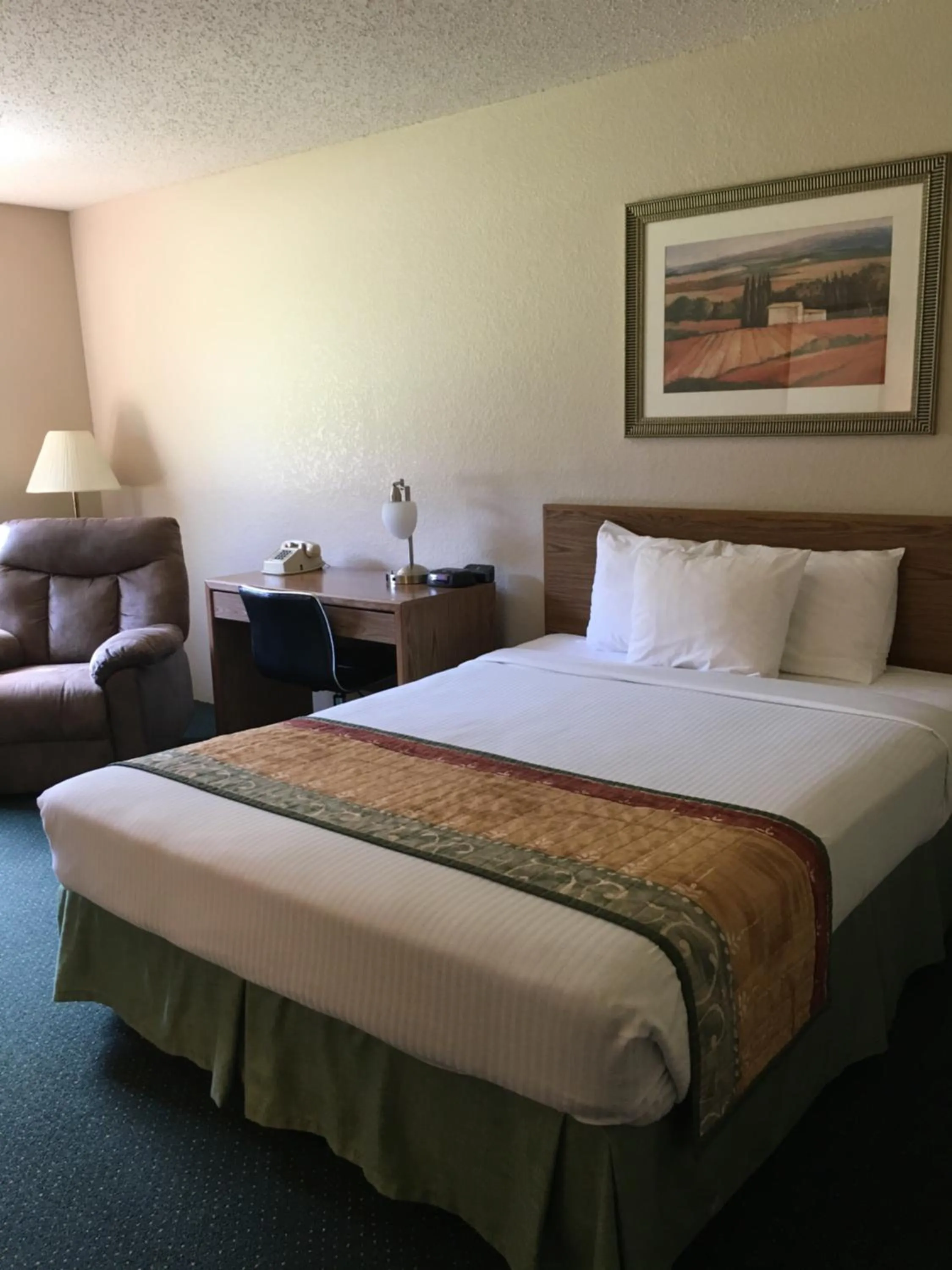 Bed in Americas Best Value Inn & Suites Cassville Roaring River