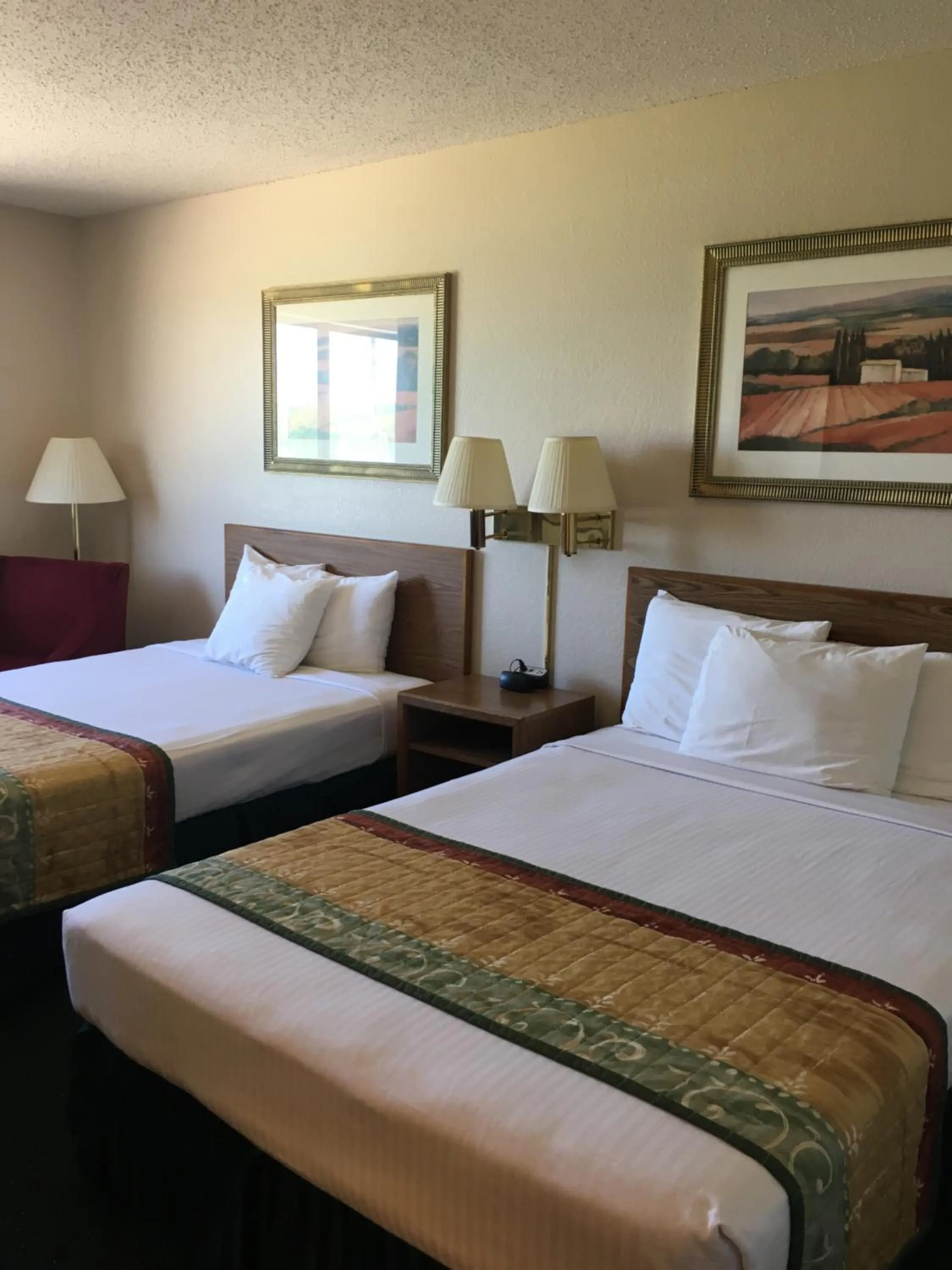 Bed in Americas Best Value Inn & Suites Cassville Roaring River
