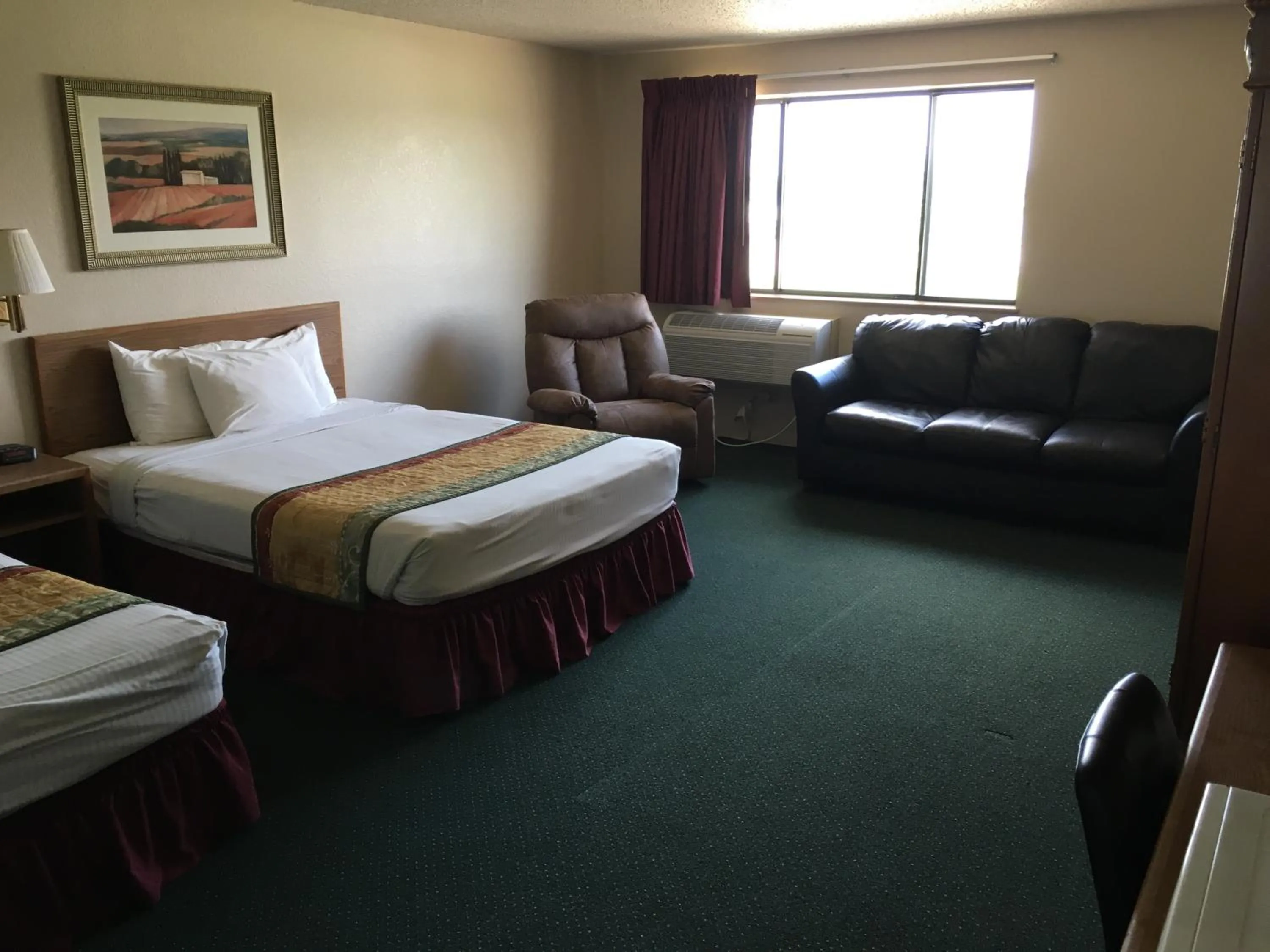 Bed in Americas Best Value Inn & Suites Cassville Roaring River