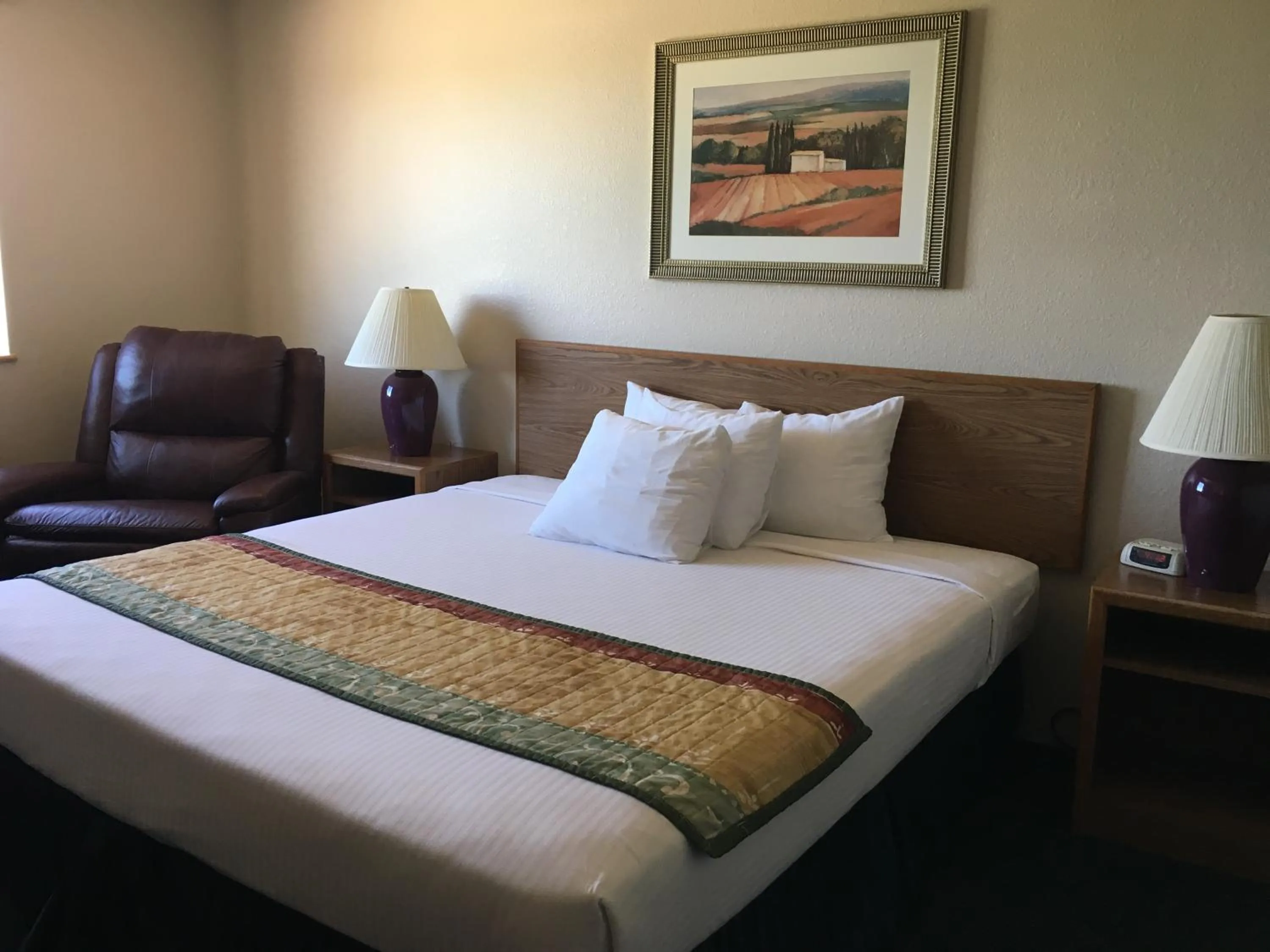 Bed in Americas Best Value Inn & Suites Cassville Roaring River