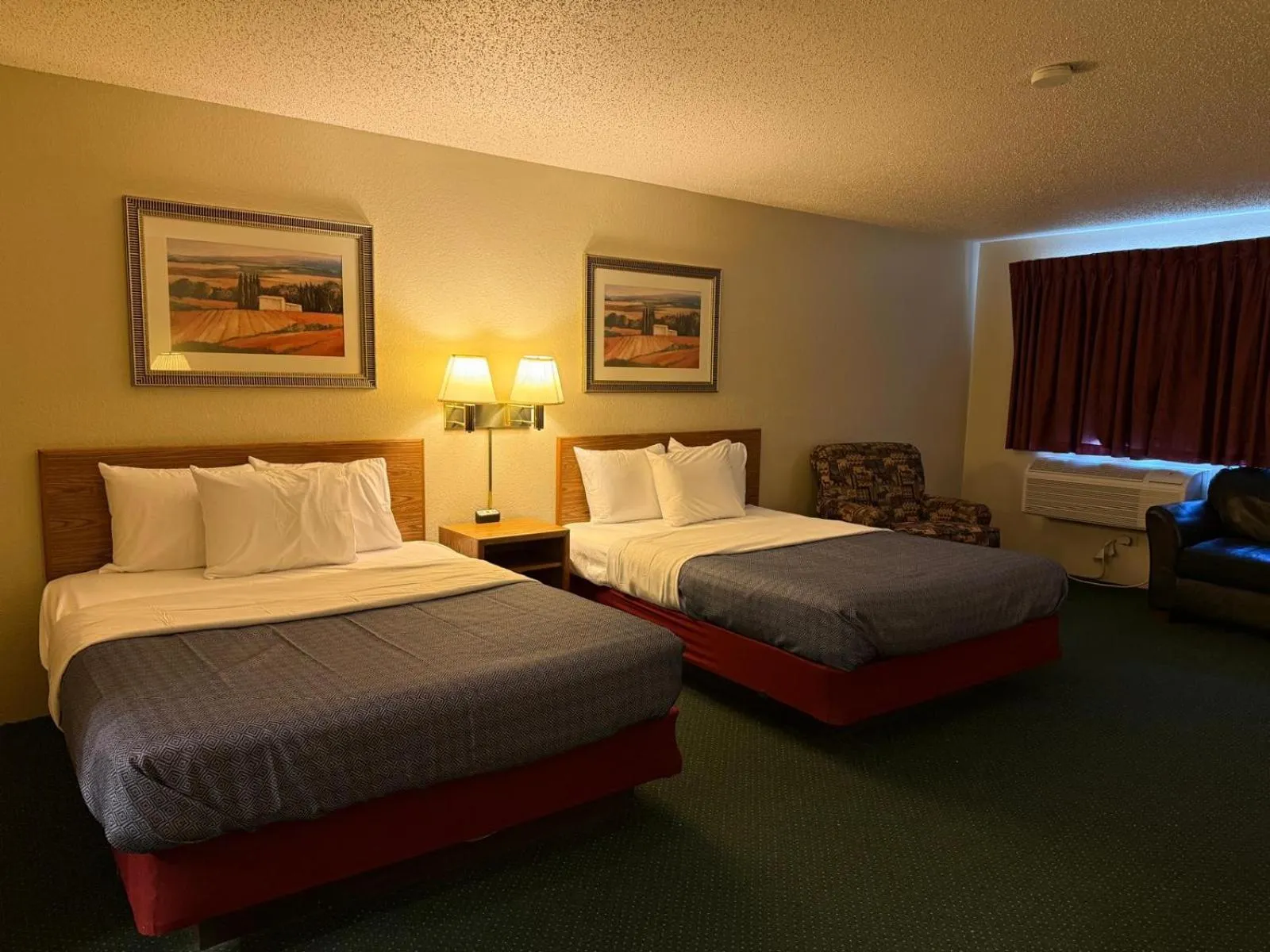 Bed in Cassville Four Seasons Inn & Suites