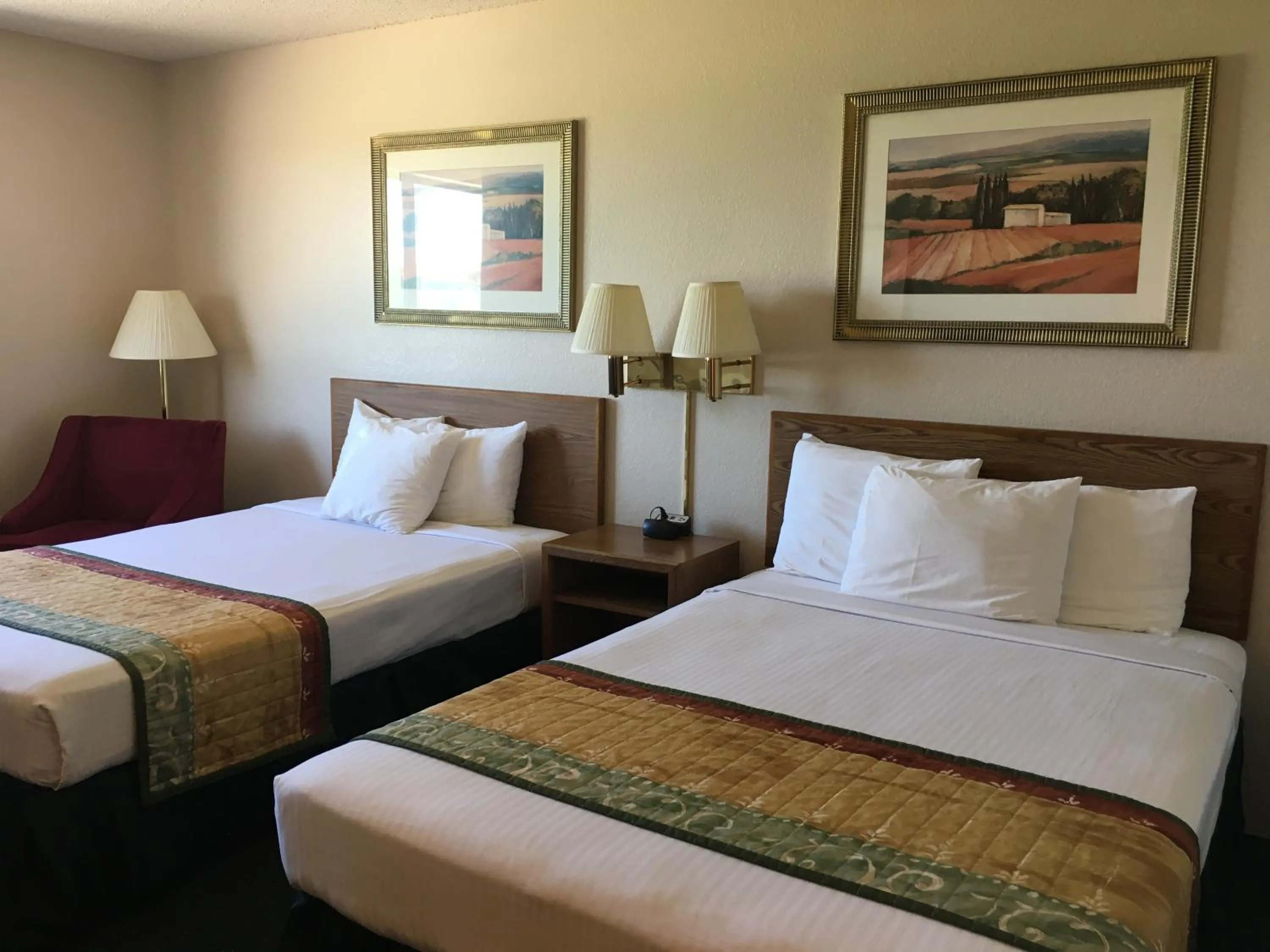 Bed in Americas Best Value Inn & Suites Cassville Roaring River