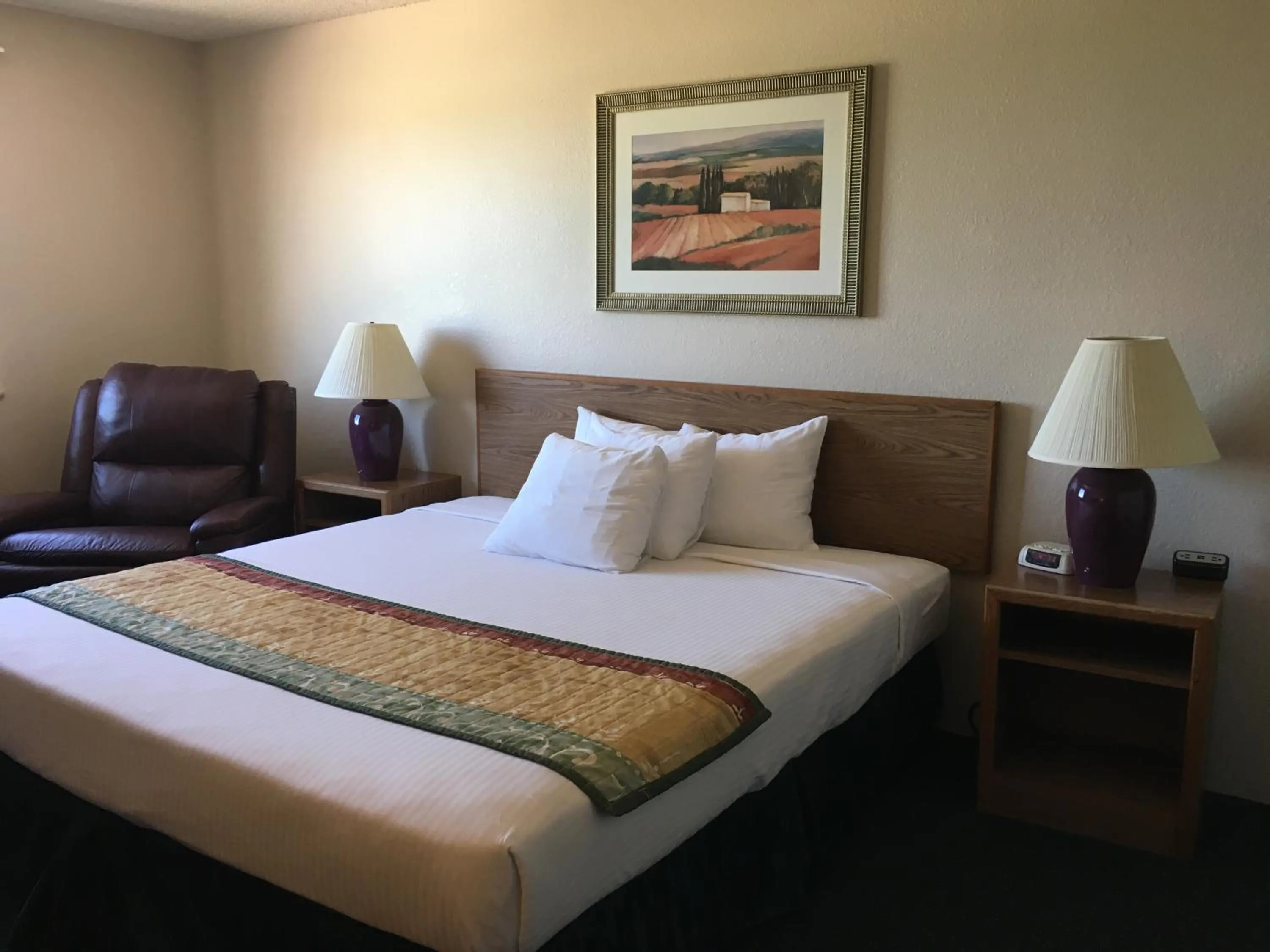 Bed in Americas Best Value Inn & Suites Cassville Roaring River