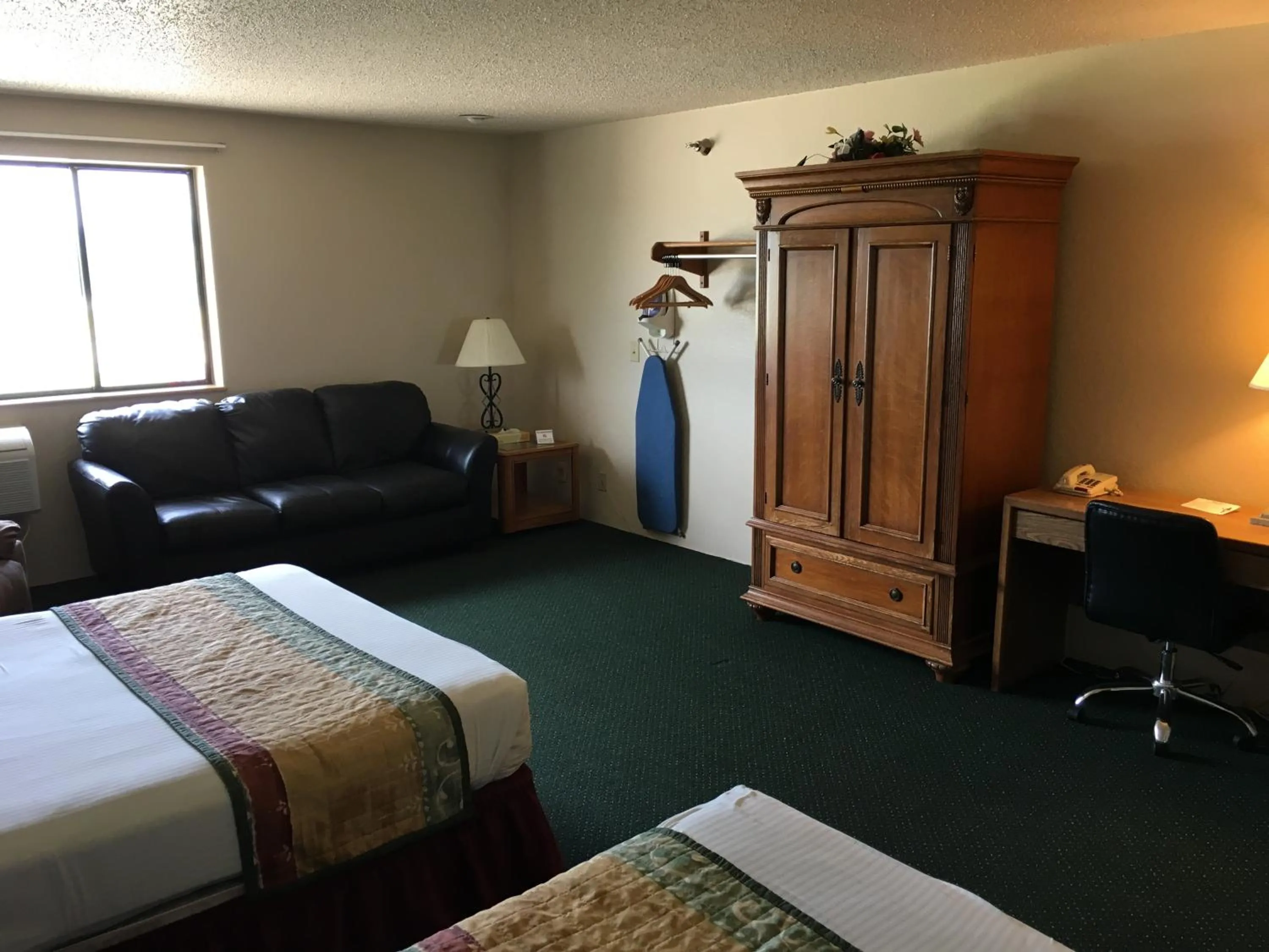 Bed in Americas Best Value Inn & Suites Cassville Roaring River