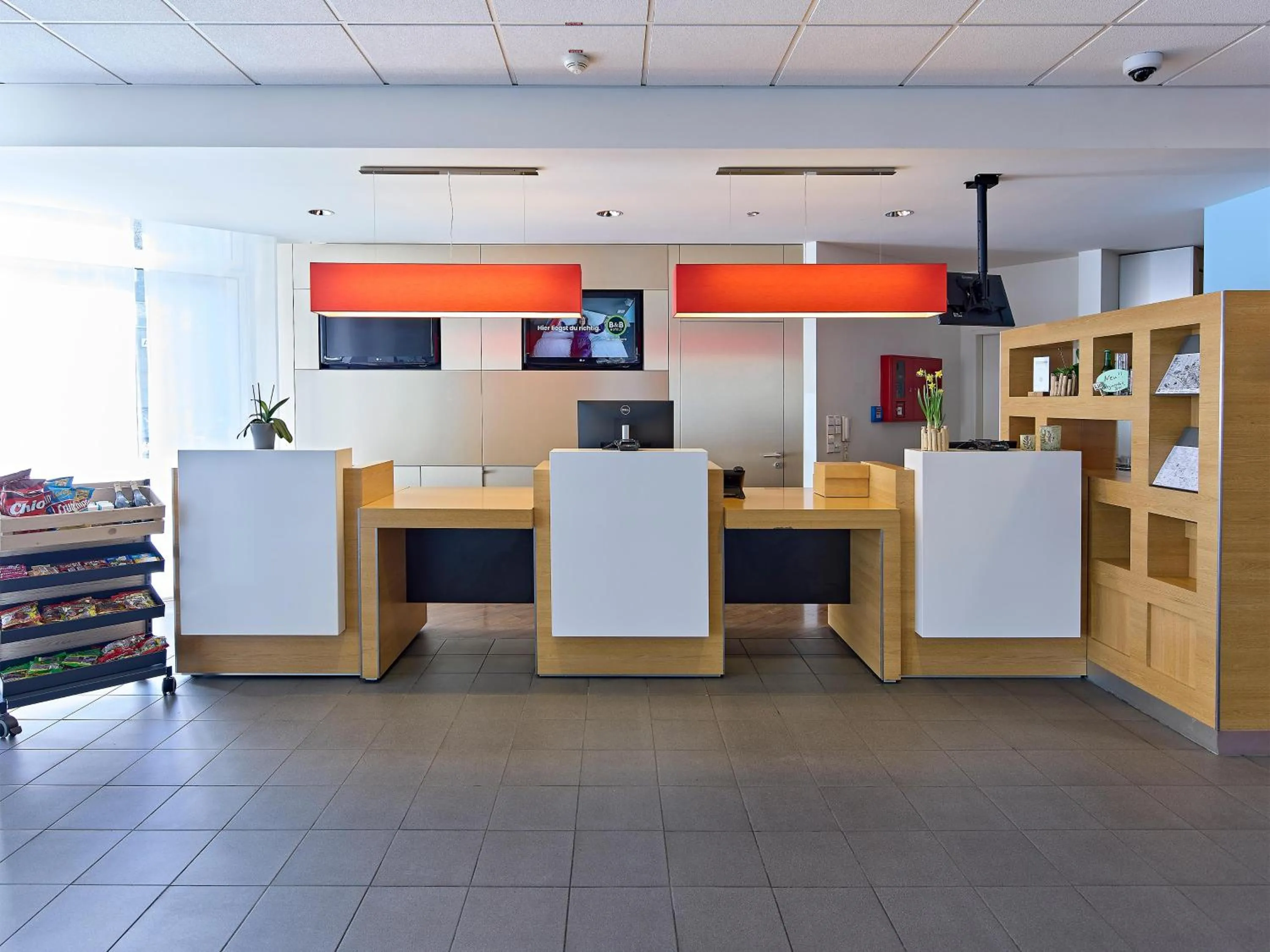Lobby or reception, Kitchen/Kitchenette in ibis Bonn