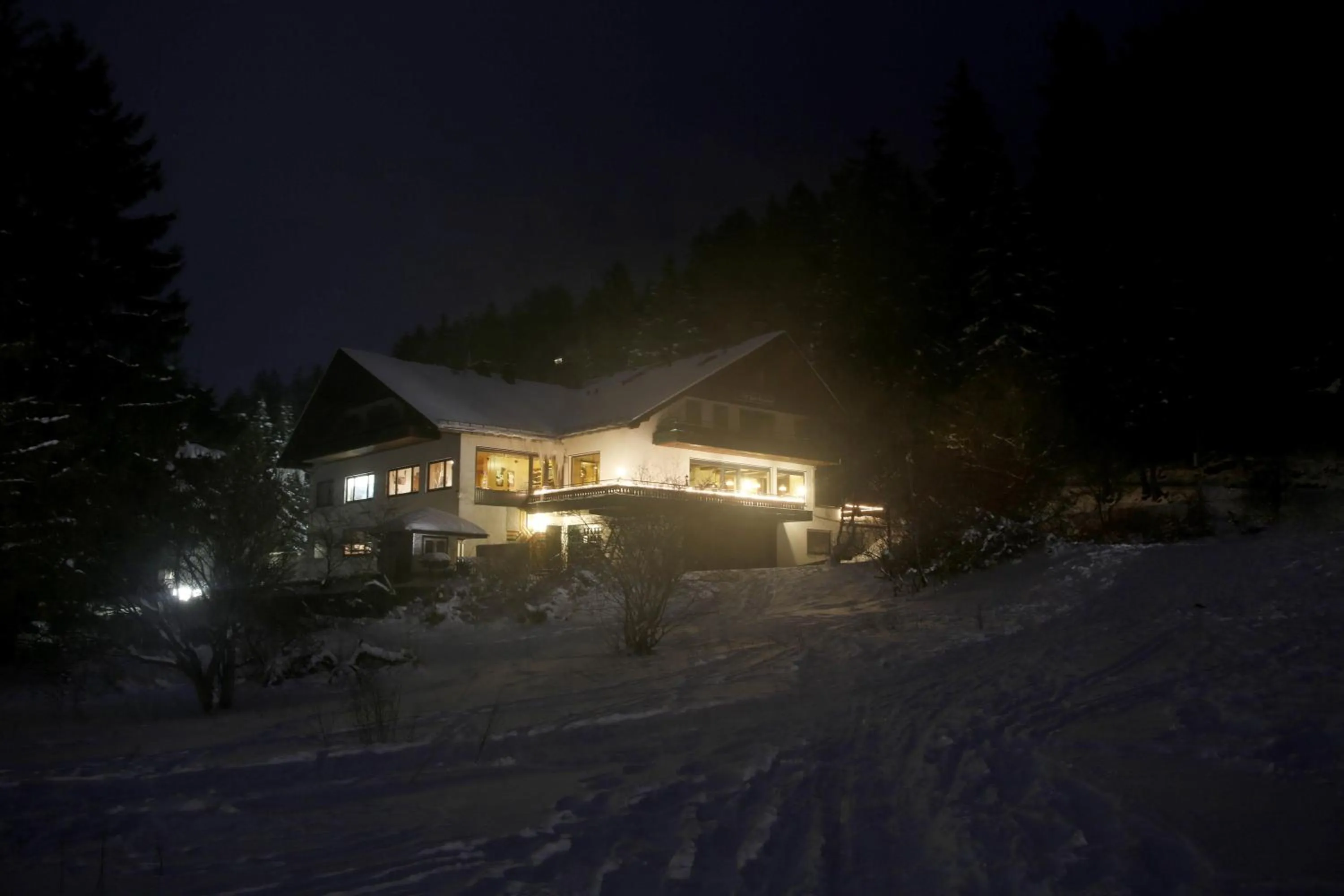 Night in Hotel-Pension zum Paradies