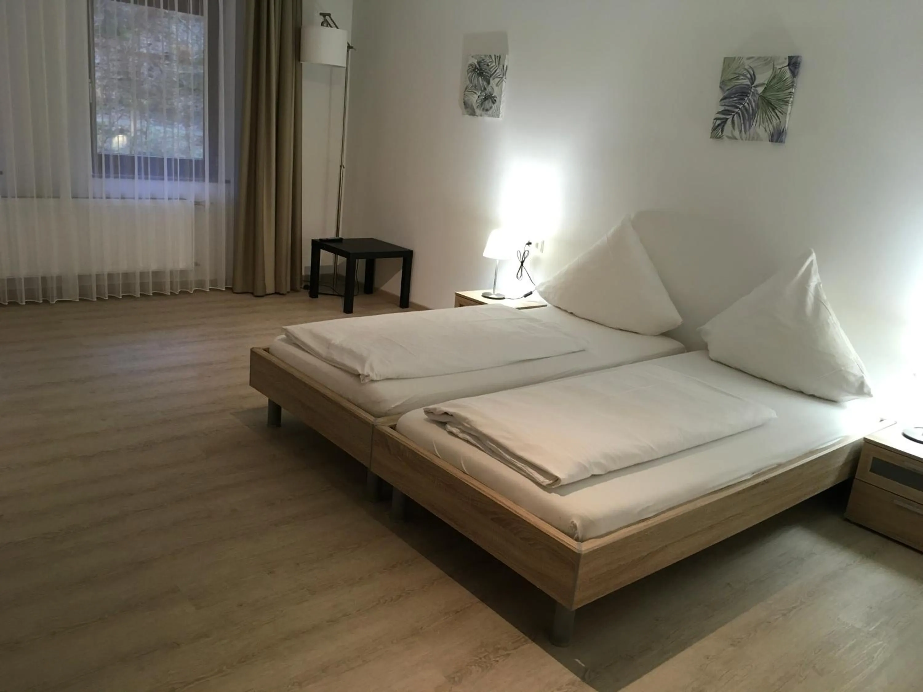 Property building, Bed in Hotel-Pension zum Paradies