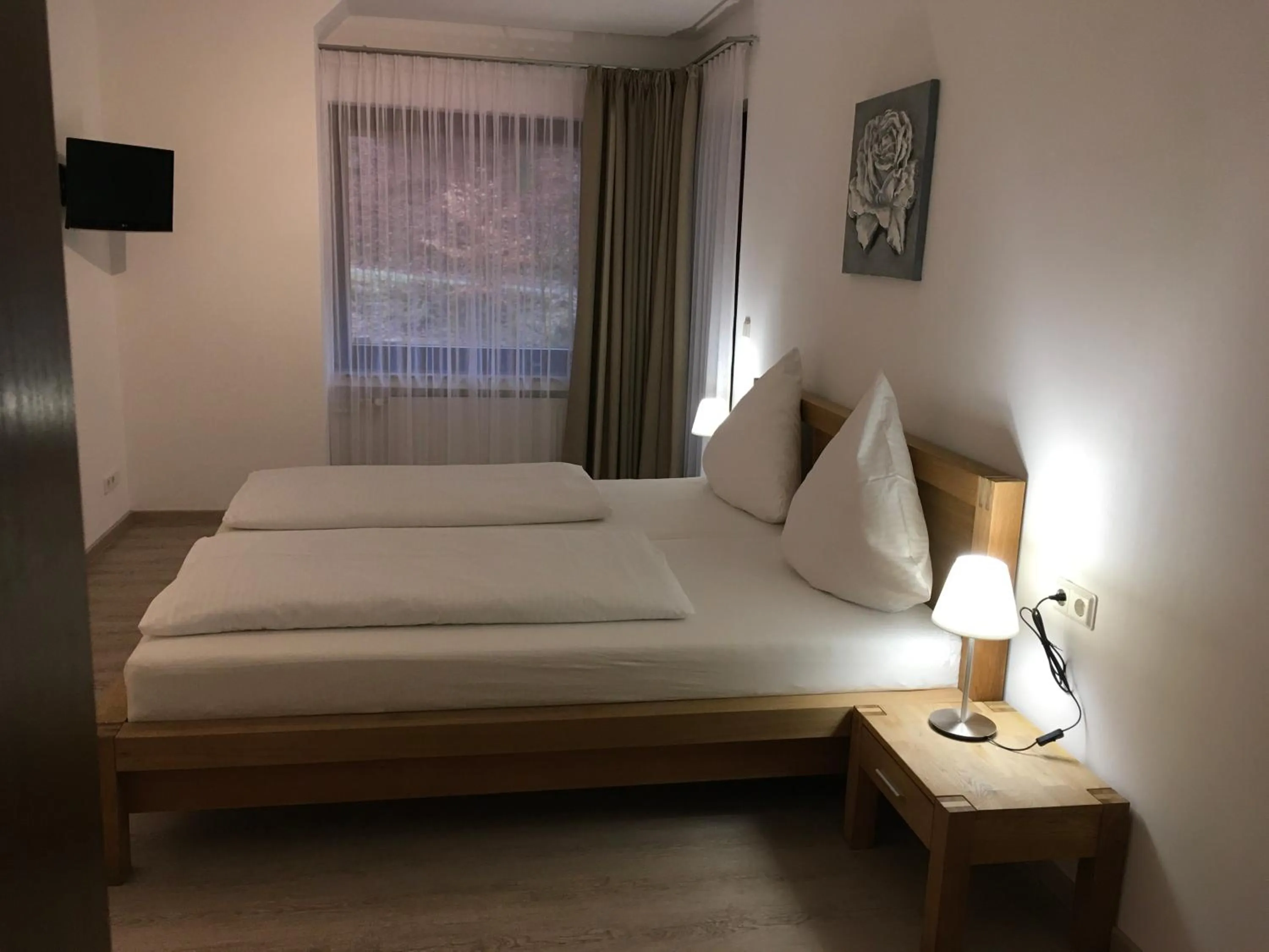 Bed in Hotel-Pension zum Paradies
