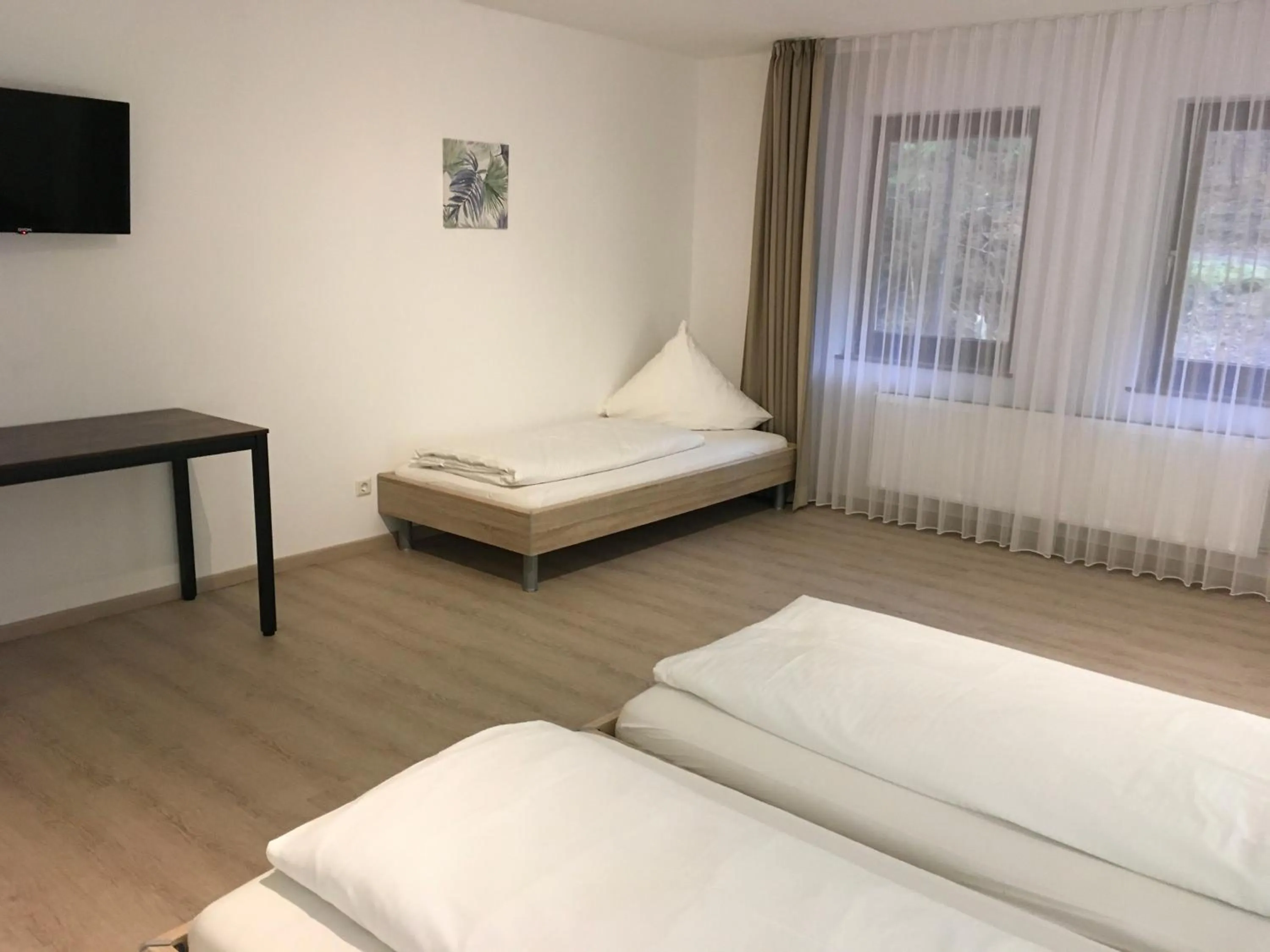 Property building, Bed in Hotel-Pension zum Paradies
