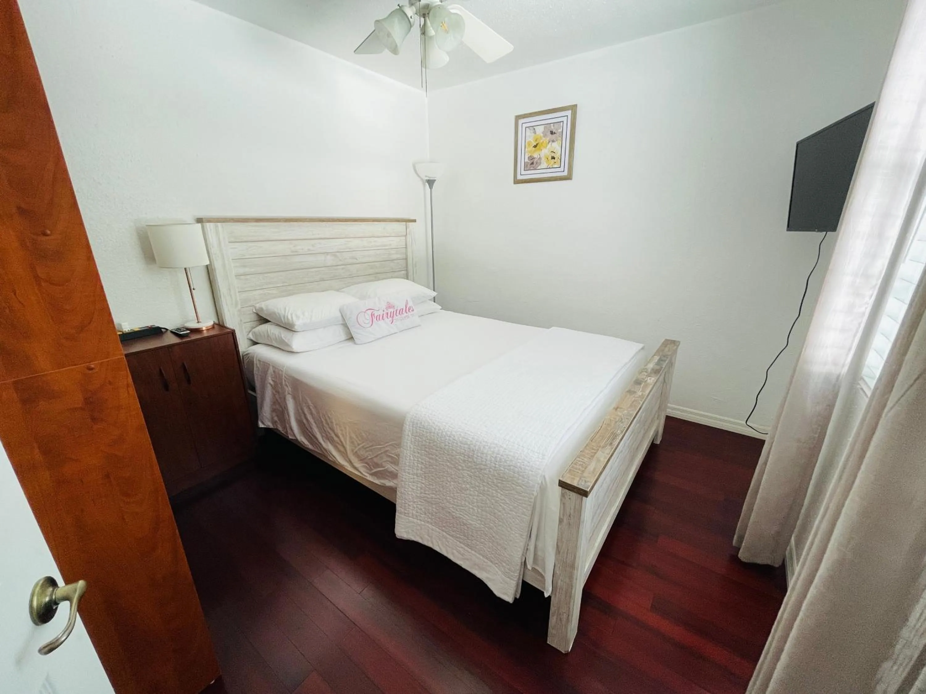 Bedroom, Bed in 2 Bedroom Apartment