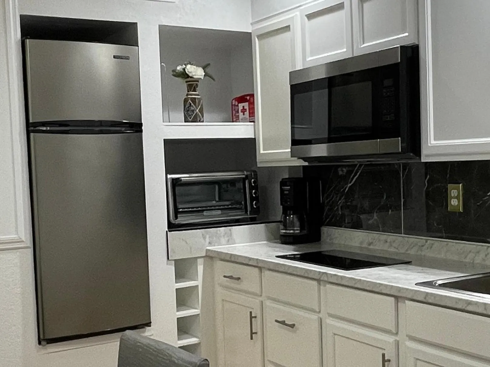 Kitchen or kitchenette in 2 Bedroom Apartment