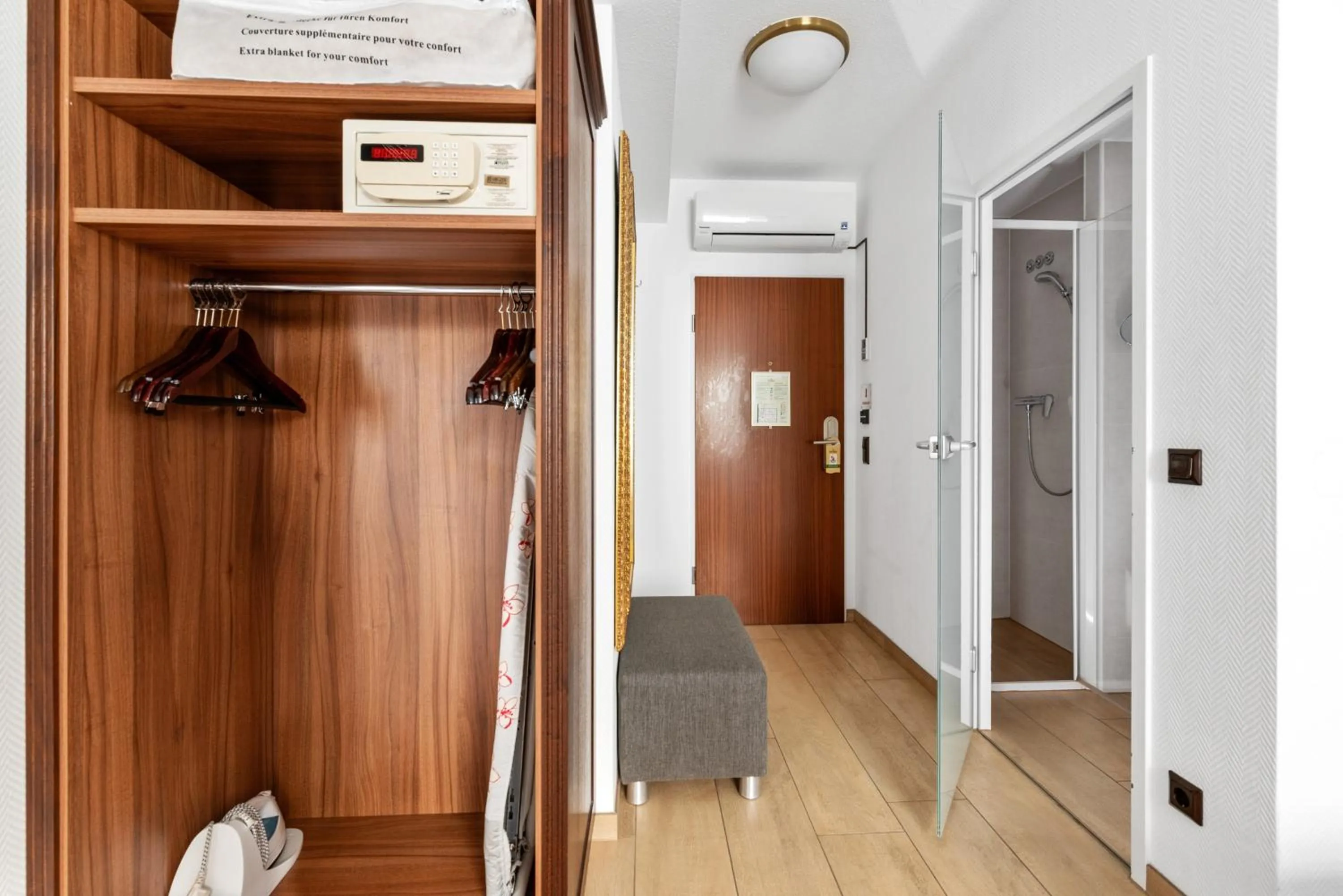 Photo of the whole room in King's Hotel Center Superior