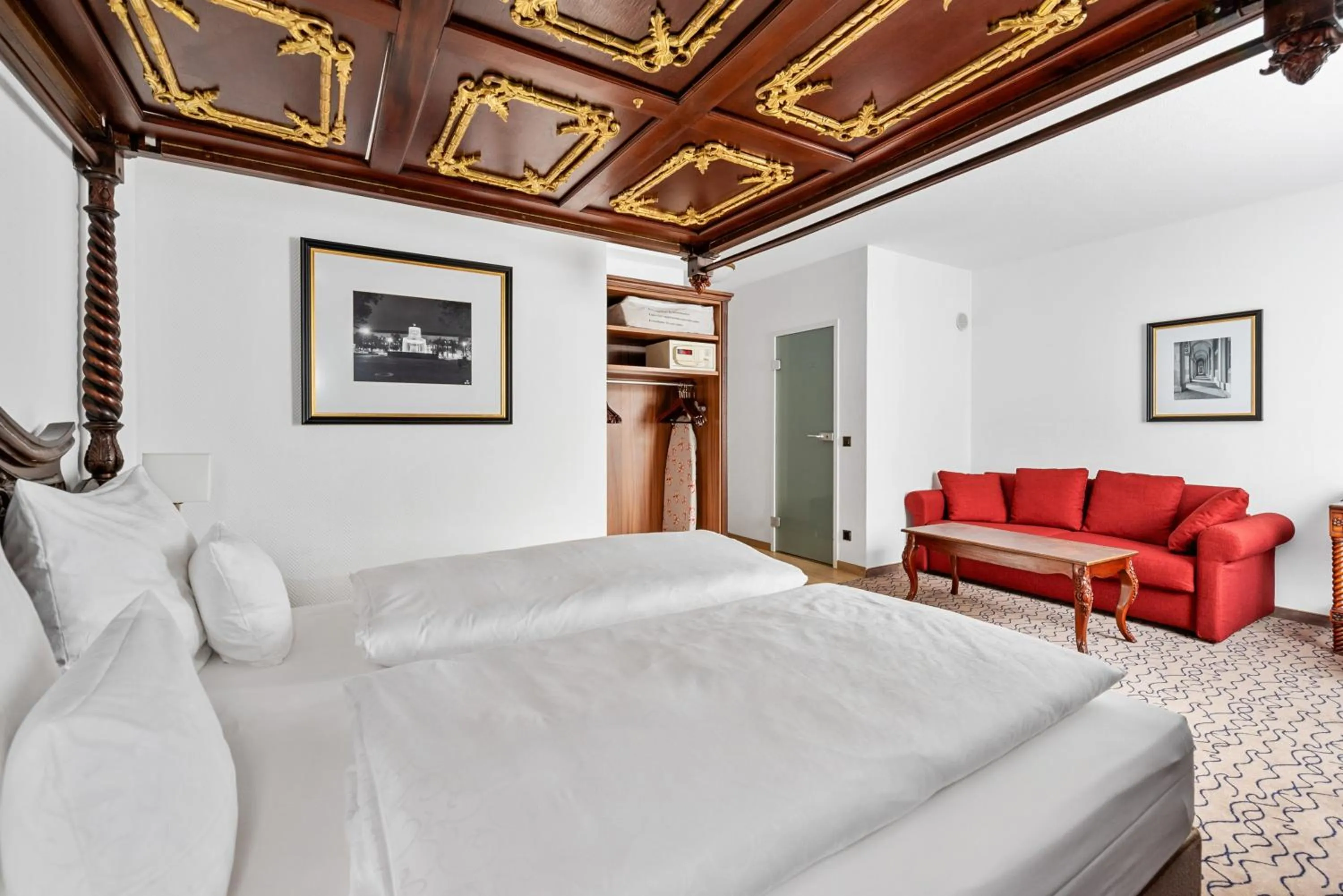 Photo of the whole room, Bed in King's Hotel Center Superior