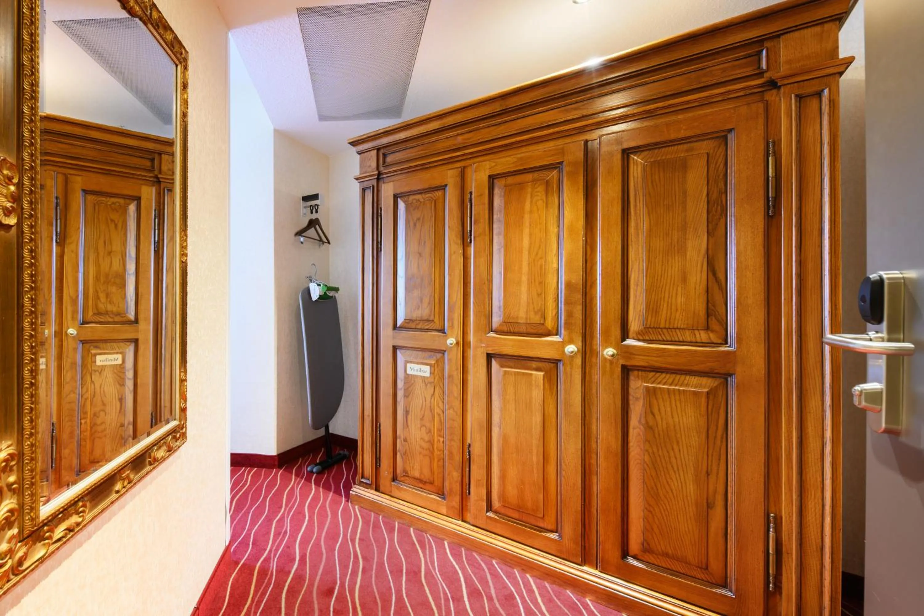 wardrobe in KING's Hotel First