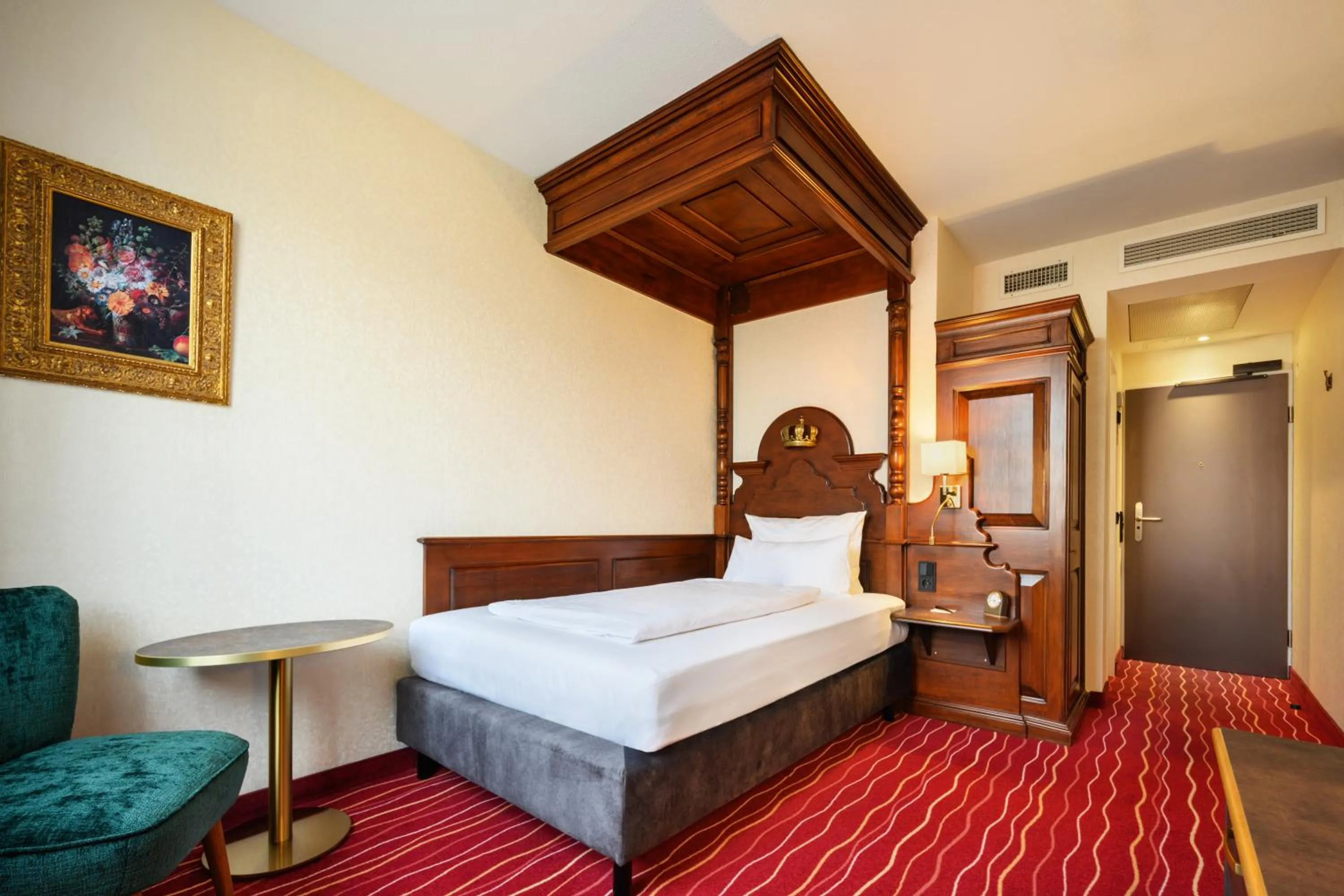 Bed in KING's Hotel First