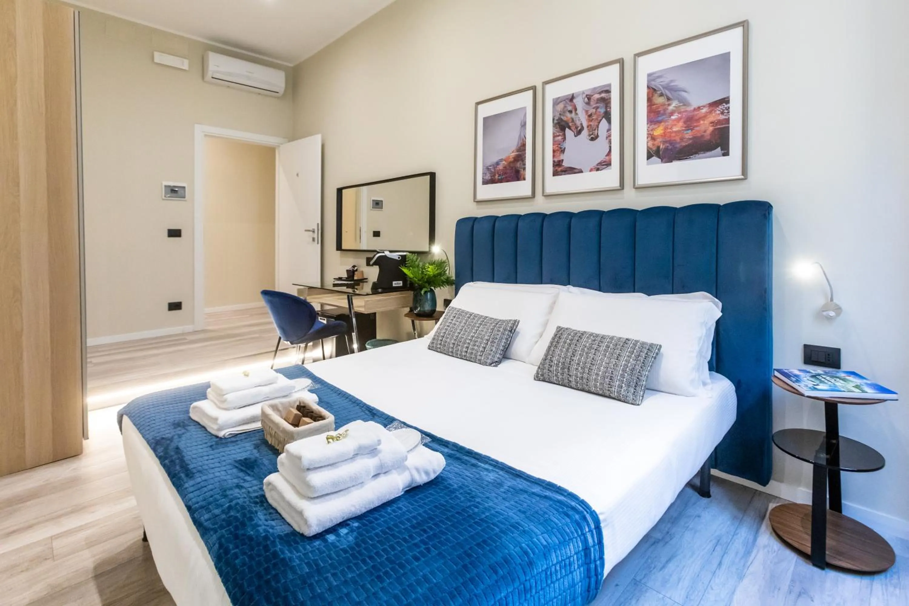 Bedroom, Bed in Suites 44 - Guesthouse close to Vaticano, San Pietro, Castel Sant'angelo