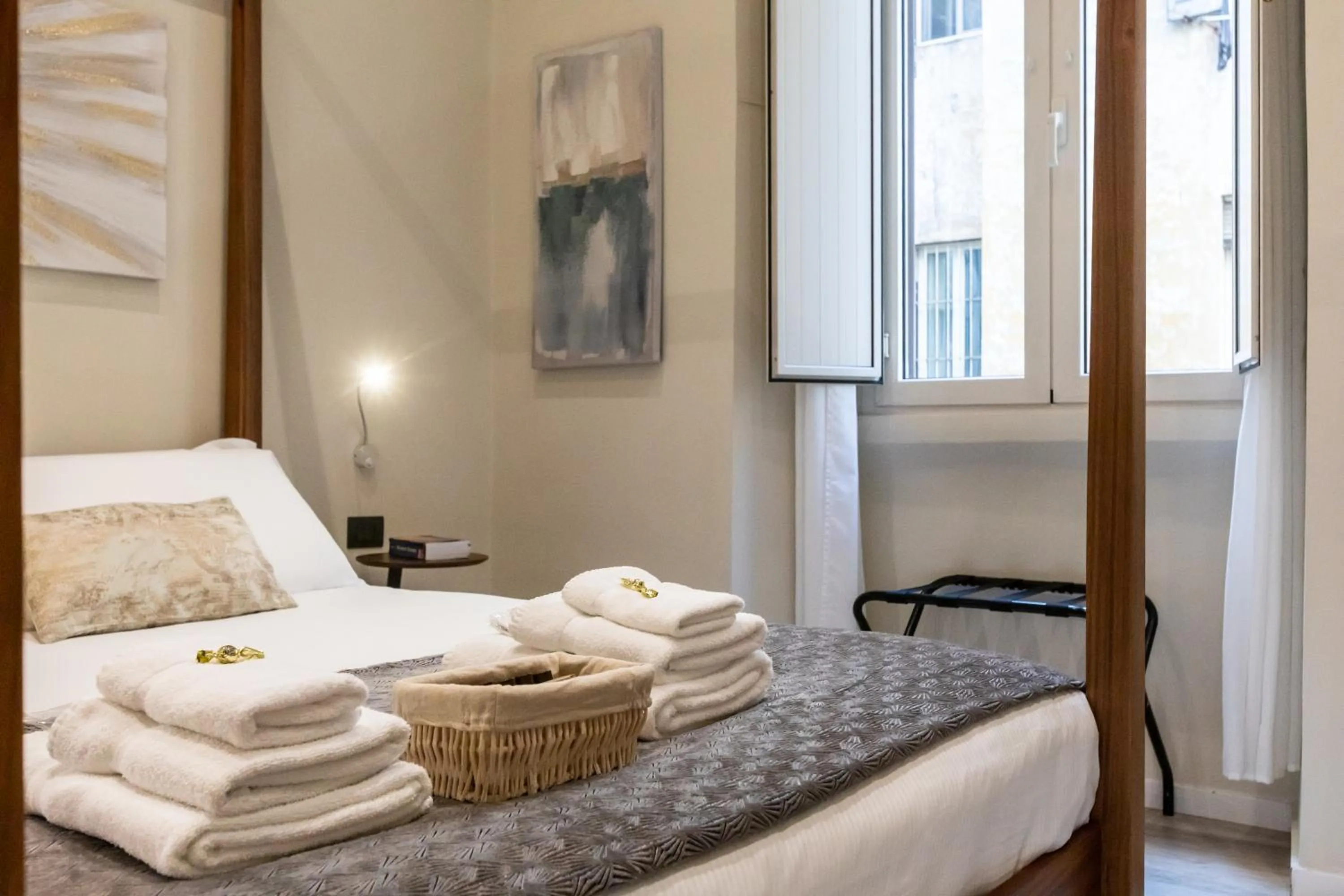 Bedroom, Bed in Suites 44 - Guesthouse close to Vaticano, San Pietro, Castel Sant'angelo