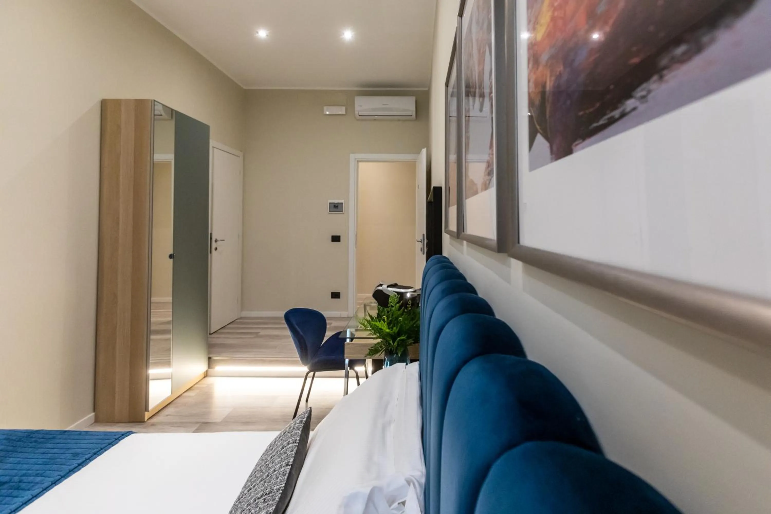 Bedroom, Bed in Suites 44 - Guesthouse close to Vaticano, San Pietro, Castel Sant'angelo