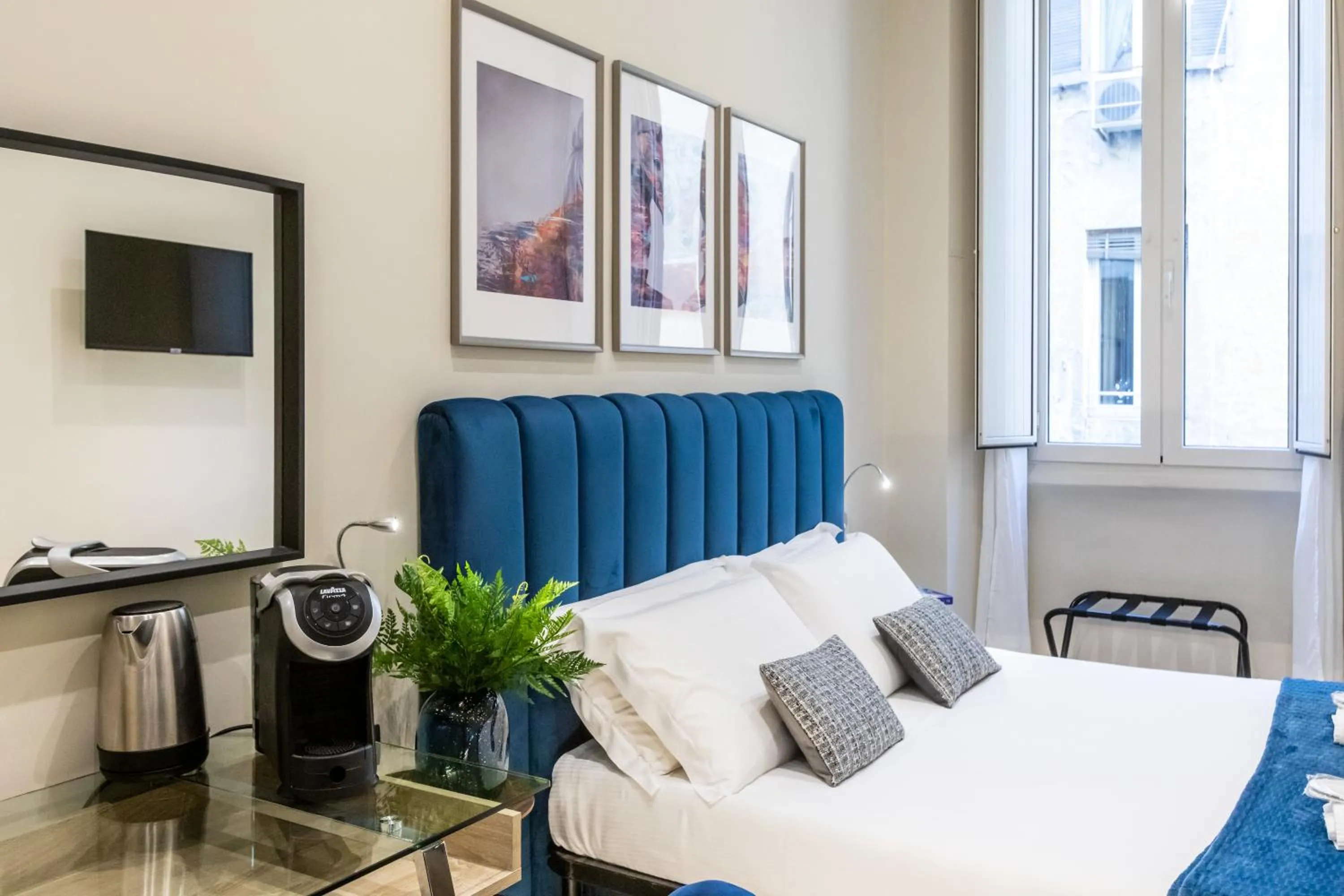 Bedroom, Bed in Suites 44 - Guesthouse close to Vaticano, San Pietro, Castel Sant'angelo