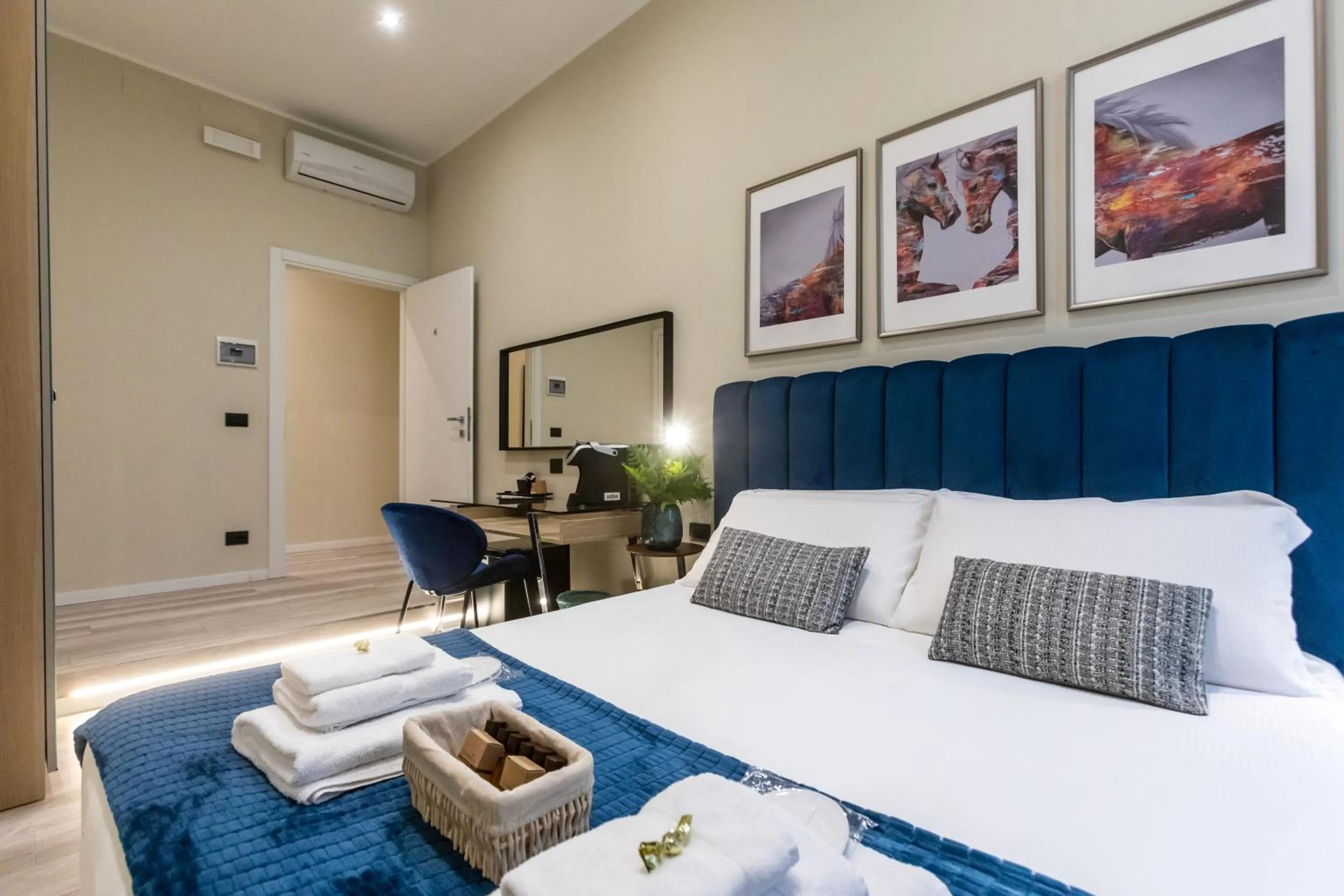 Bedroom, Bed in Suites 44 - Guesthouse close to Vaticano, San Pietro, Castel Sant'angelo