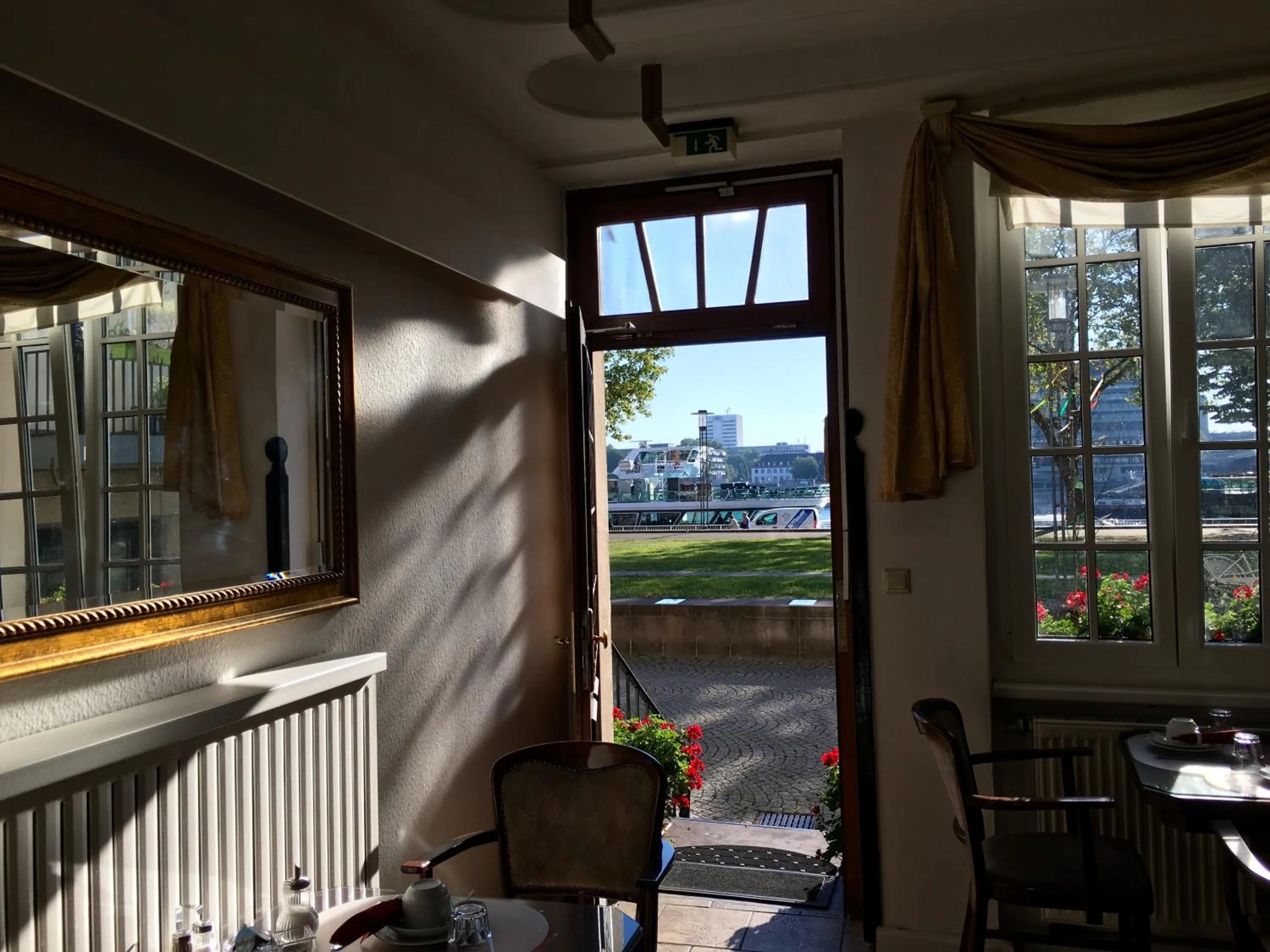 Day in Altstadthotel Hayk am Rhein